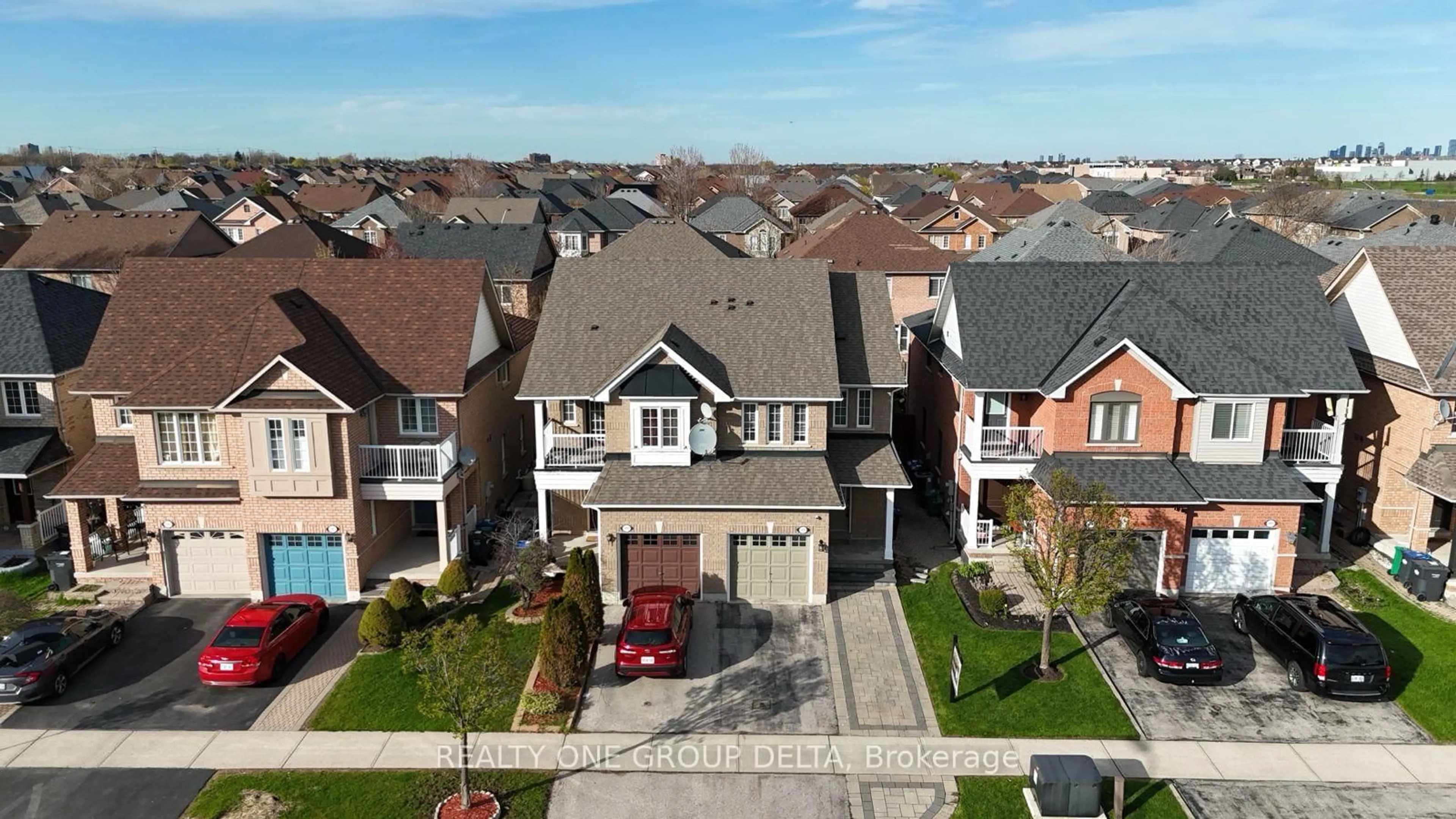 A pic from outside/outdoor area/front of a property/back of a property/a pic from drone, street for 5897 Churchill Meadows Blvd, Mississauga Ontario L5M 6Y1