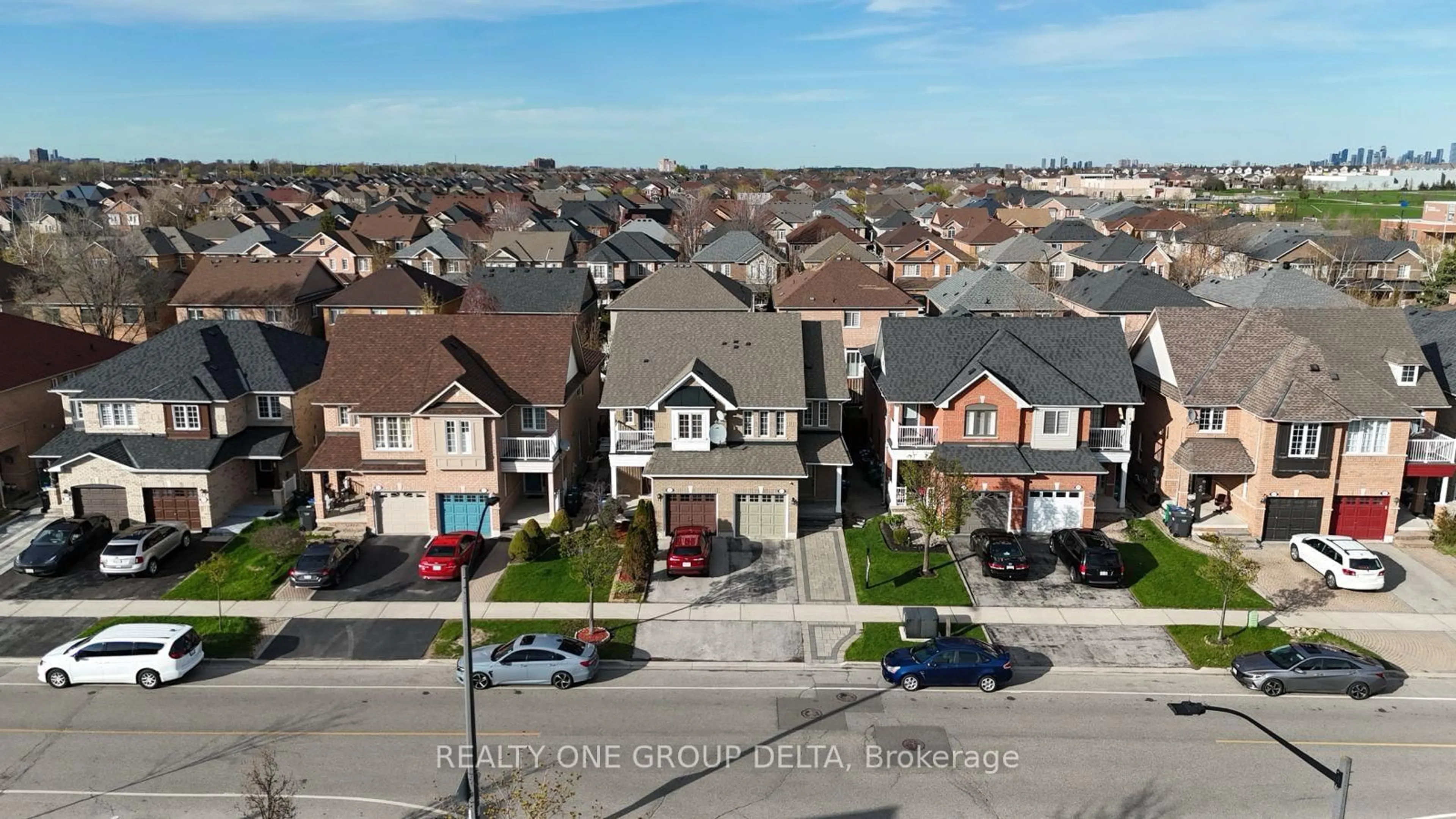 A pic from outside/outdoor area/front of a property/back of a property/a pic from drone, street for 5897 Churchill Meadows Blvd, Mississauga Ontario L5M 6Y1