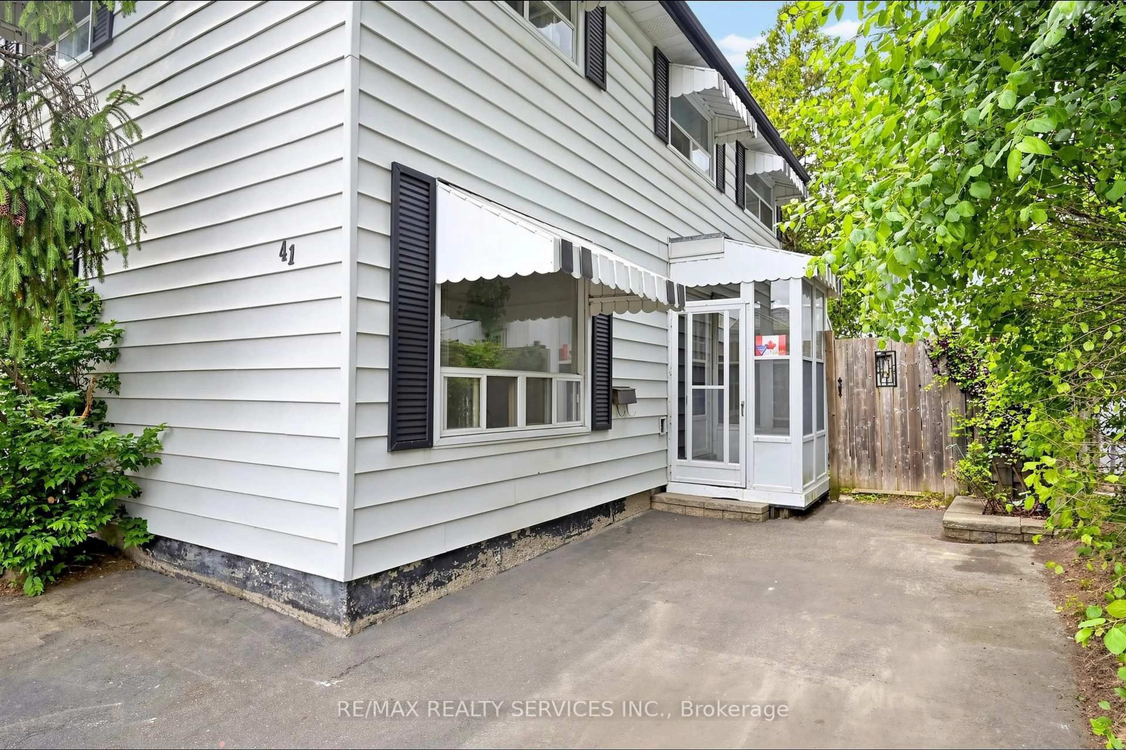 A pic from outside/outdoor area/front of a property/back of a property/a pic from drone, street for 41 Huntingwood Cres, Brampton Ontario L6S 1S5