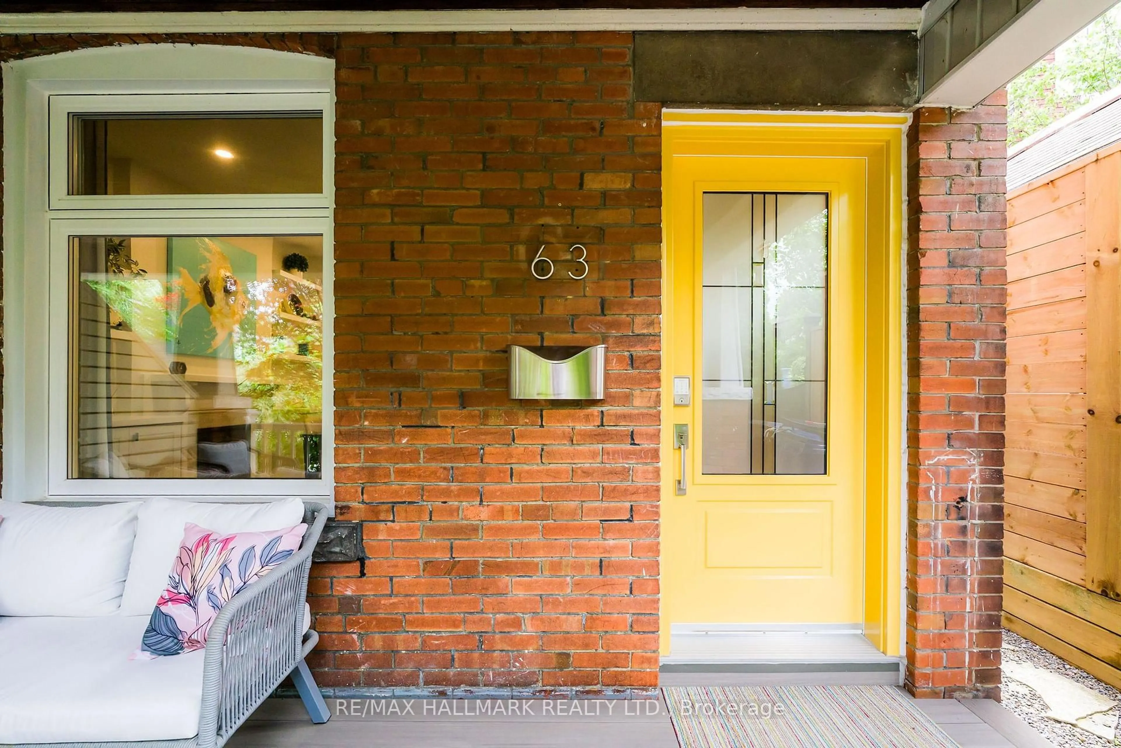 Indoor entryway for 63 Hillsview Ave, Toronto Ontario M6P 1J4