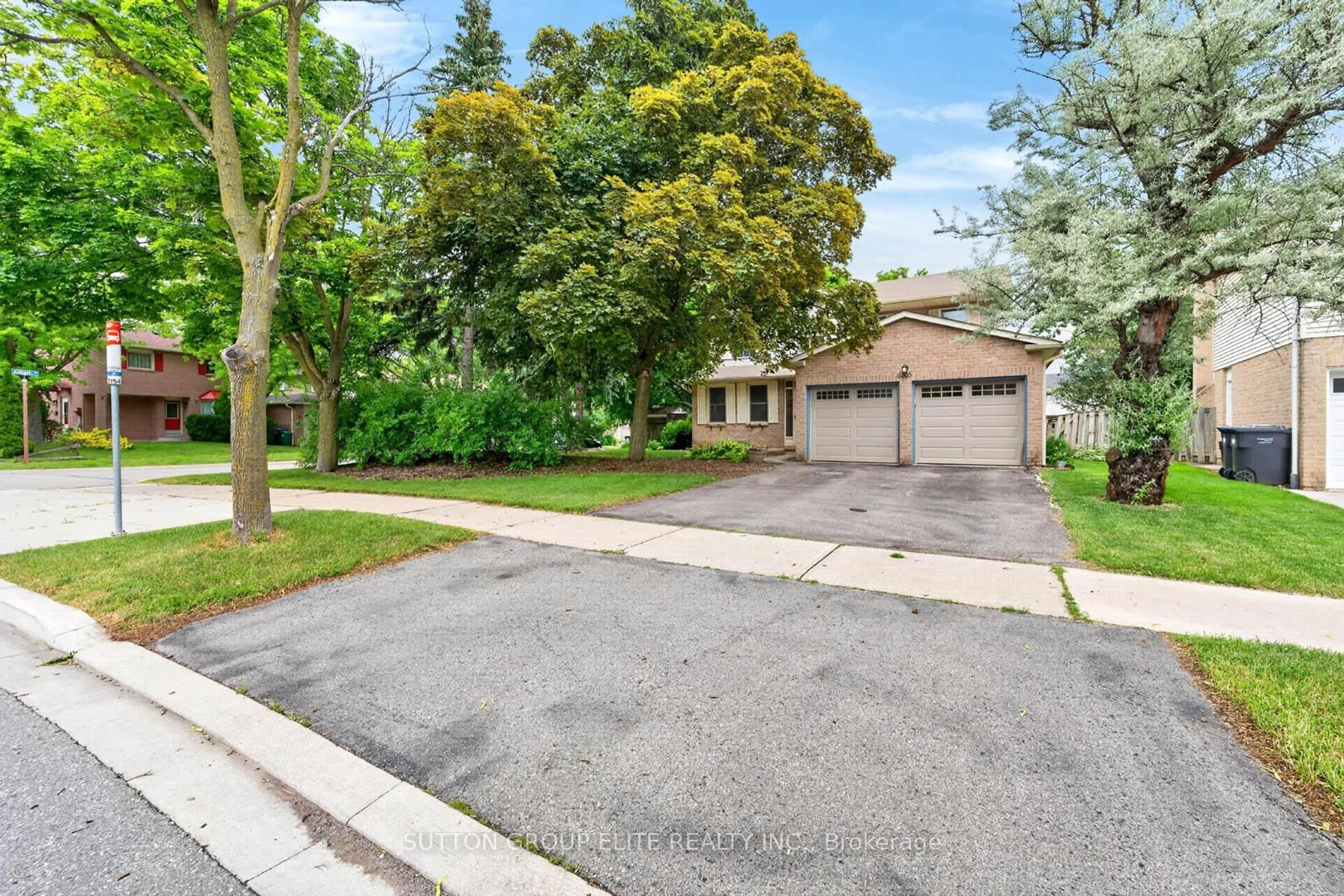 A pic from outside/outdoor area/front of a property/back of a property/a pic from drone, street for 6505 Miller's Grve, Mississauga Ontario L5N 3E5