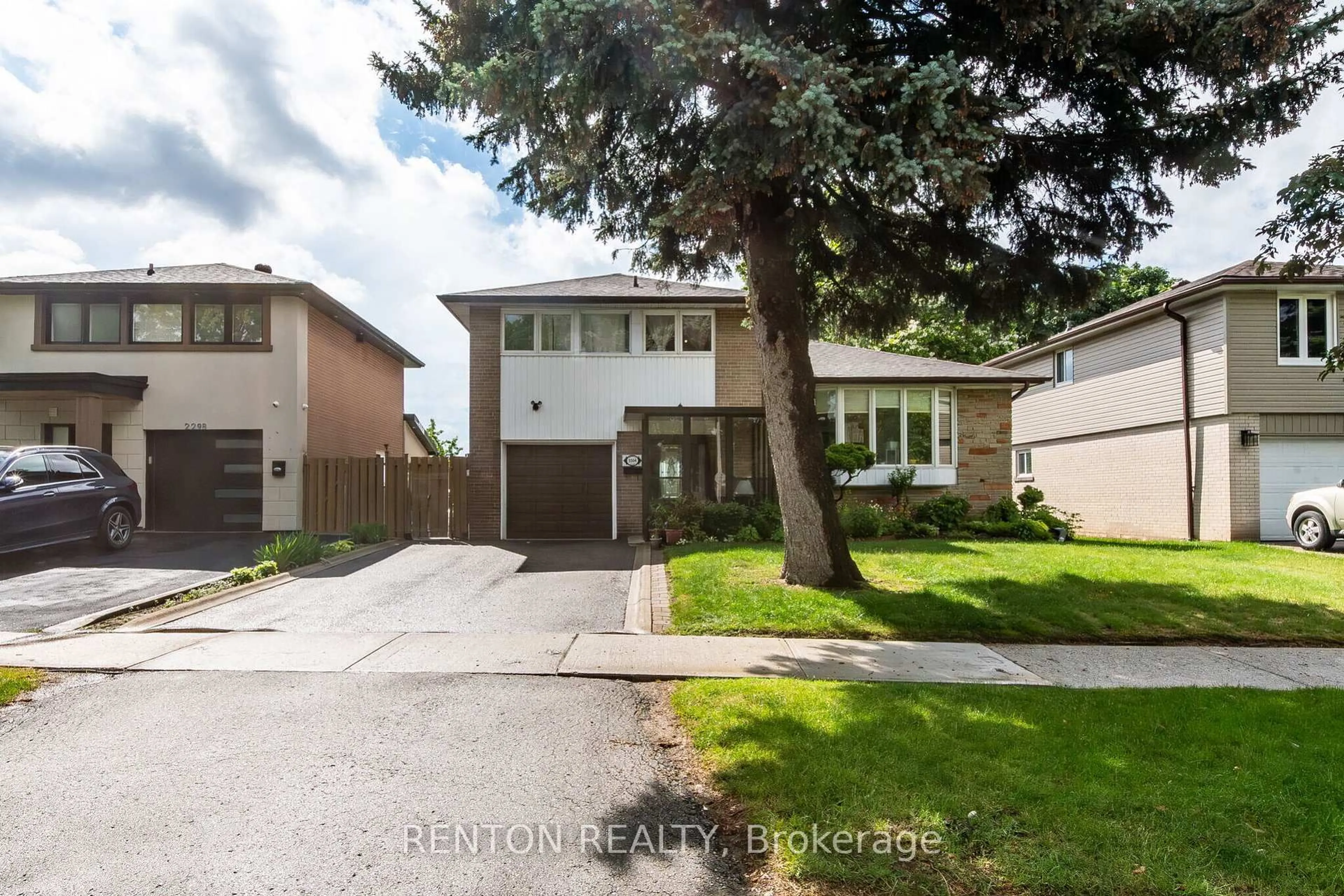 A pic from outside/outdoor area/front of a property/back of a property/a pic from drone, street for 2304 Bonner Rd, Mississauga Ontario L5J 2C6