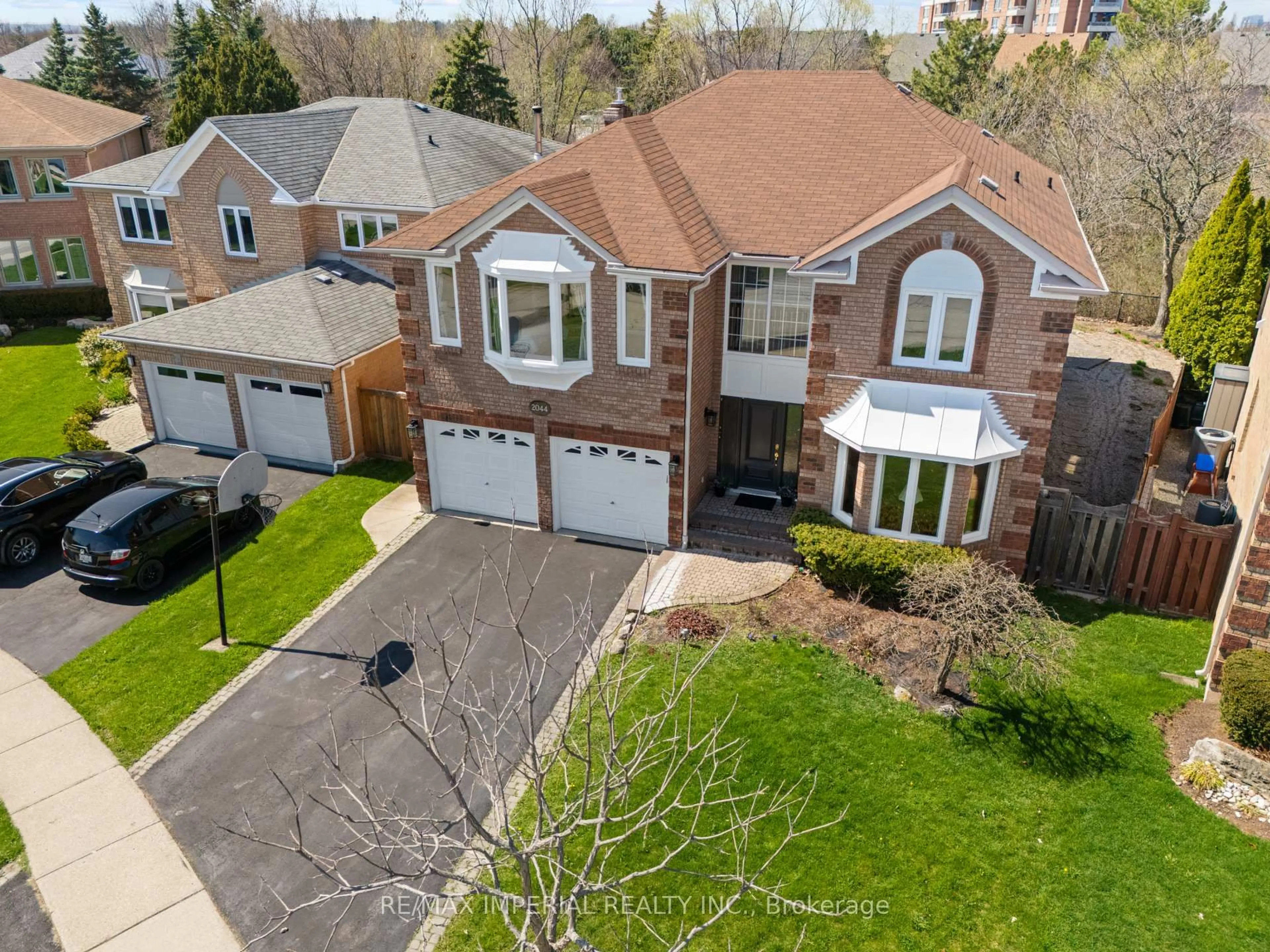 A pic from outside/outdoor area/front of a property/back of a property/a pic from drone, street for 2044 Schoolmaster Circ, Oakville Ontario L6M 3A1