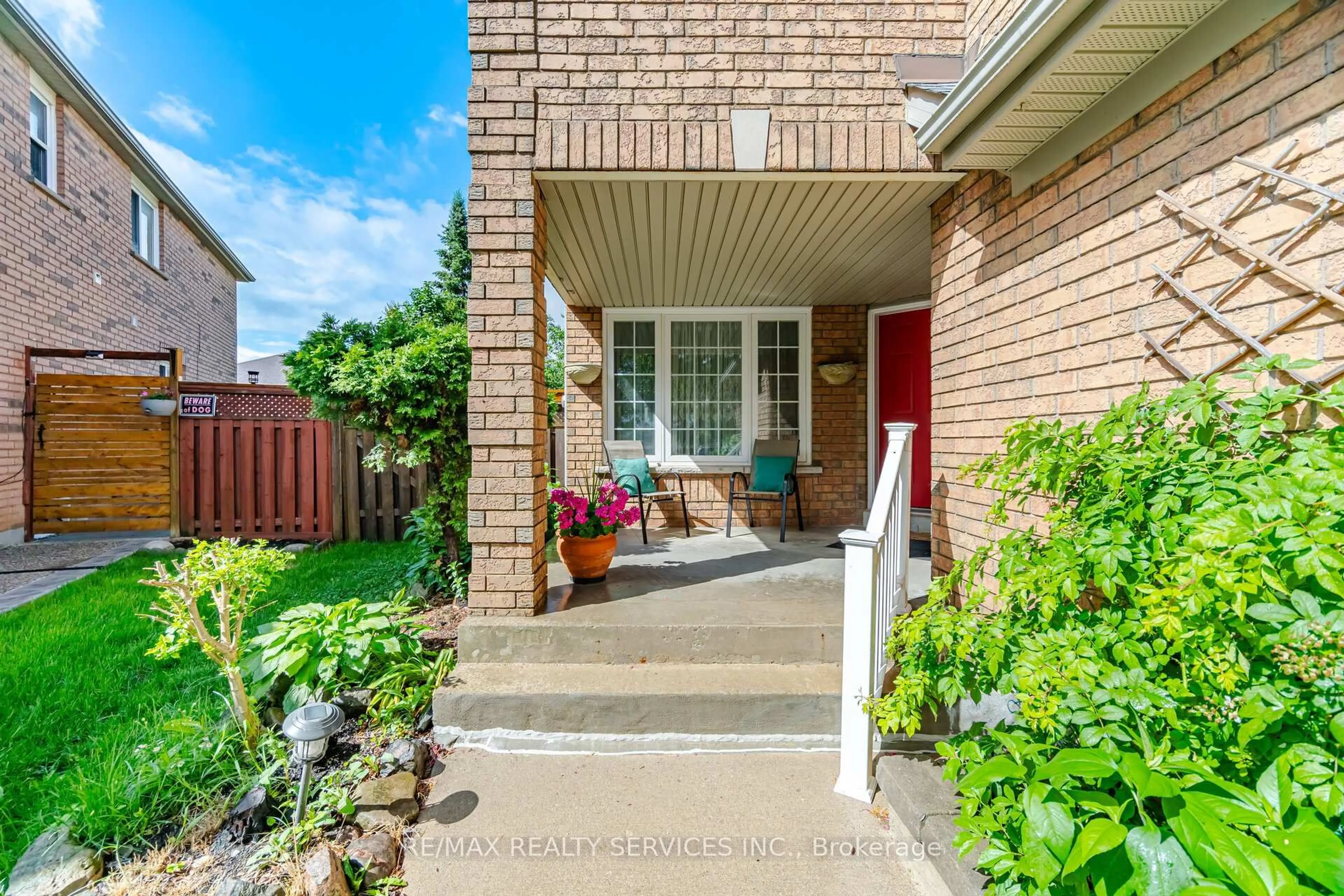 Patio, street for 93 Seclusion Cres, Brampton Ontario L6R 1L1