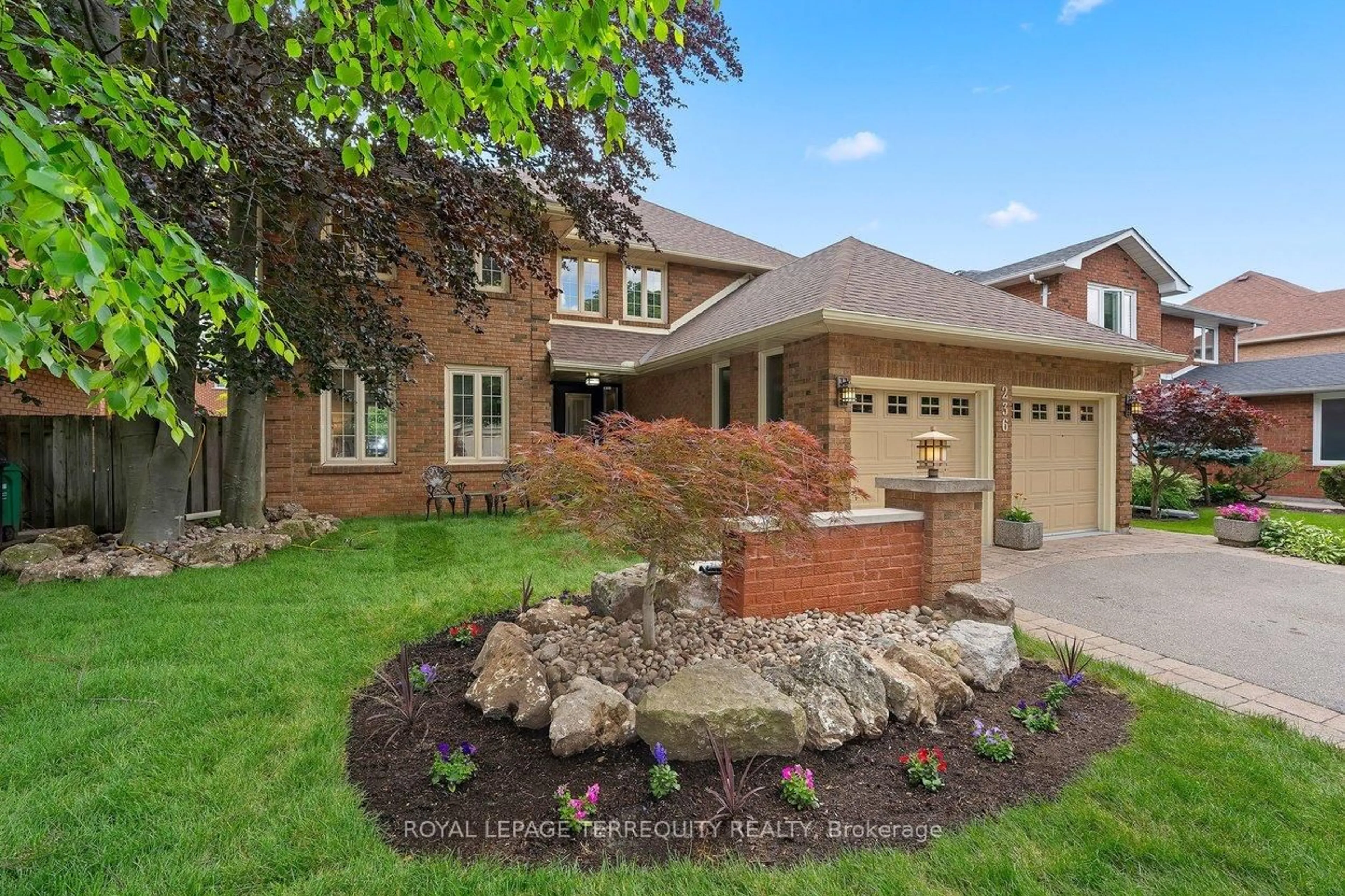 Home with brick exterior material, street for 236 Whitchurch Mews, Mississauga Ontario L5A 4B3