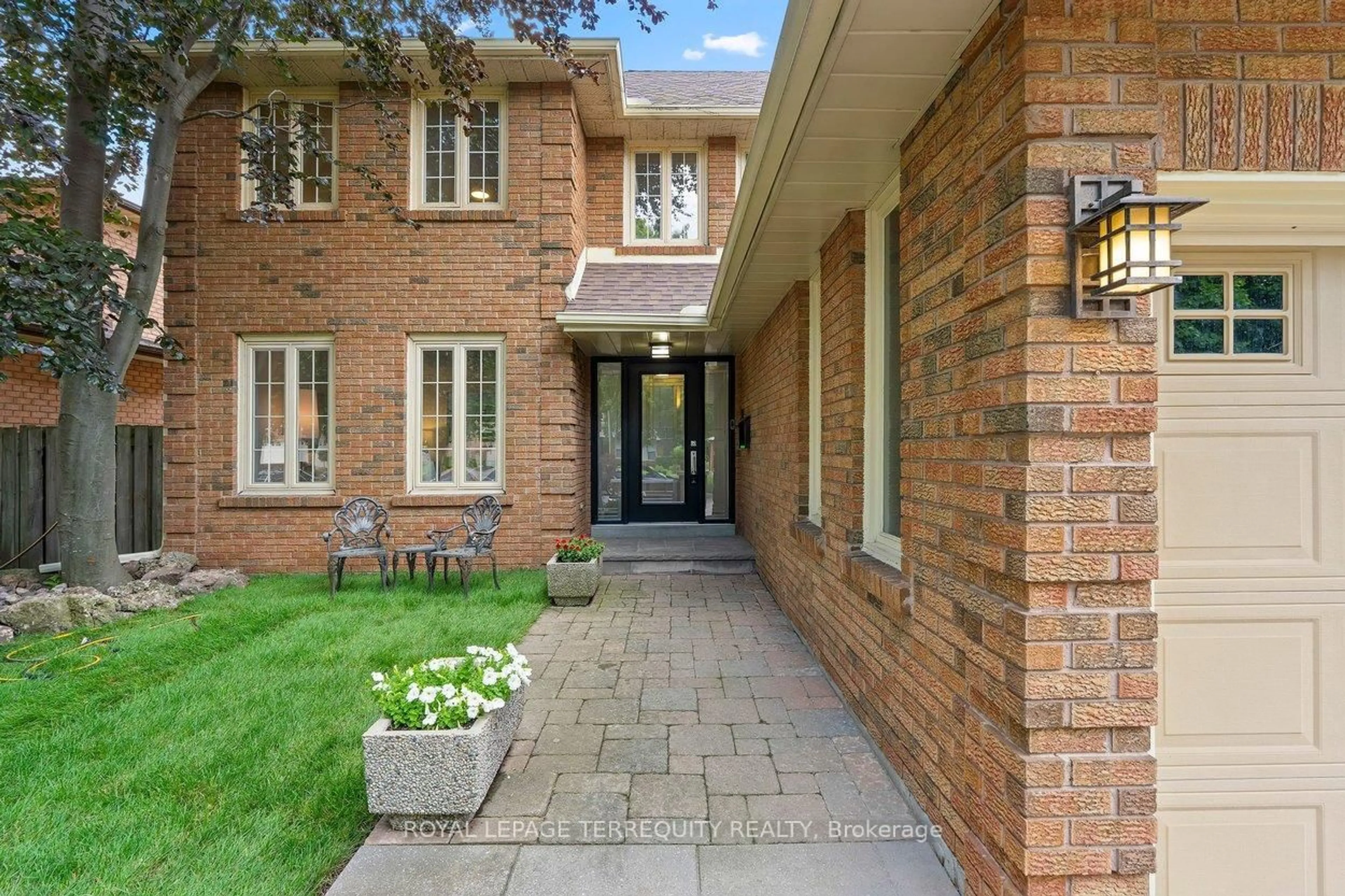 Home with brick exterior material, street for 236 Whitchurch Mews, Mississauga Ontario L5A 4B3