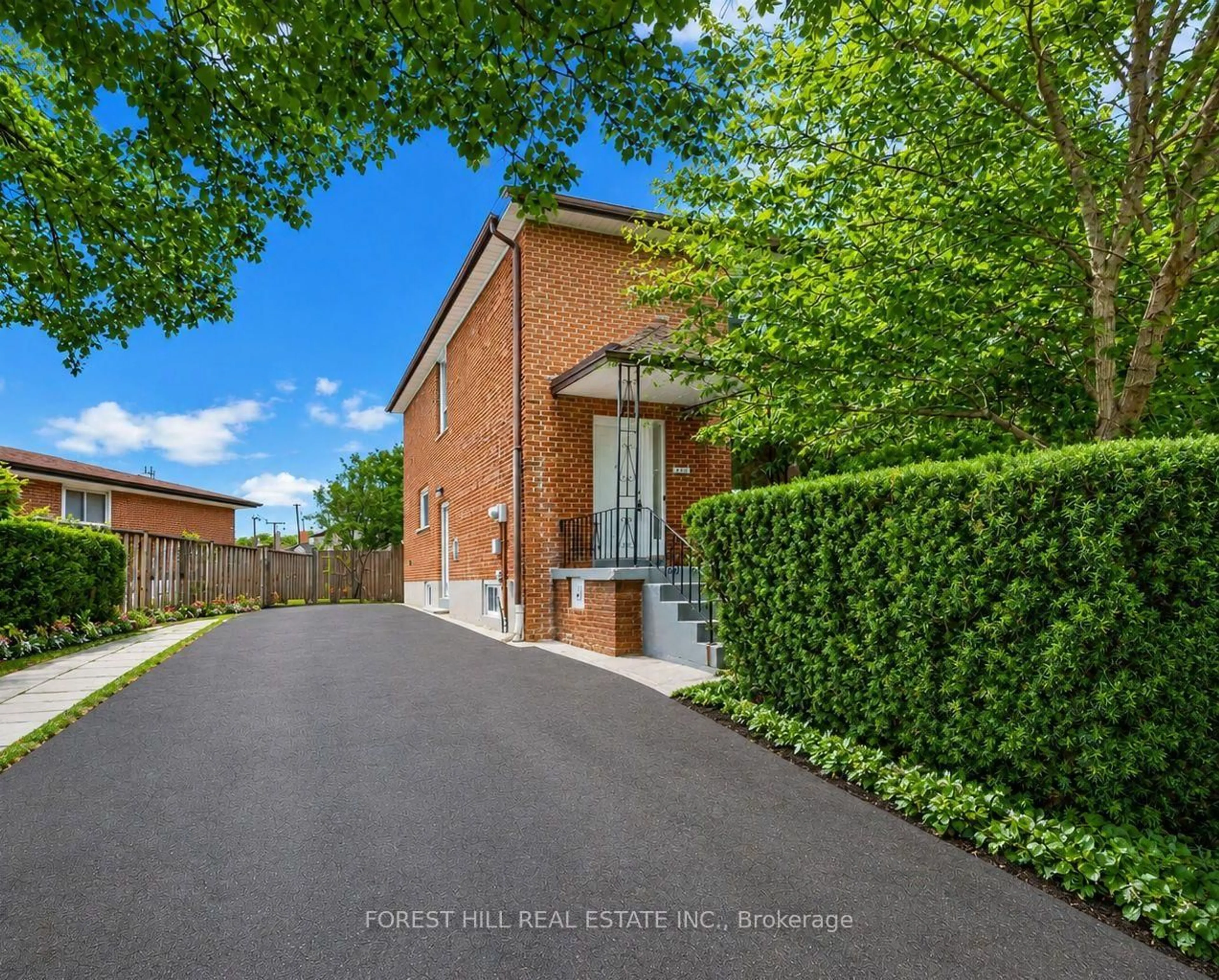 A pic from outside/outdoor area/front of a property/back of a property/a pic from drone, street for 246 Grandravine Dr, Toronto Ontario M3N 1J3