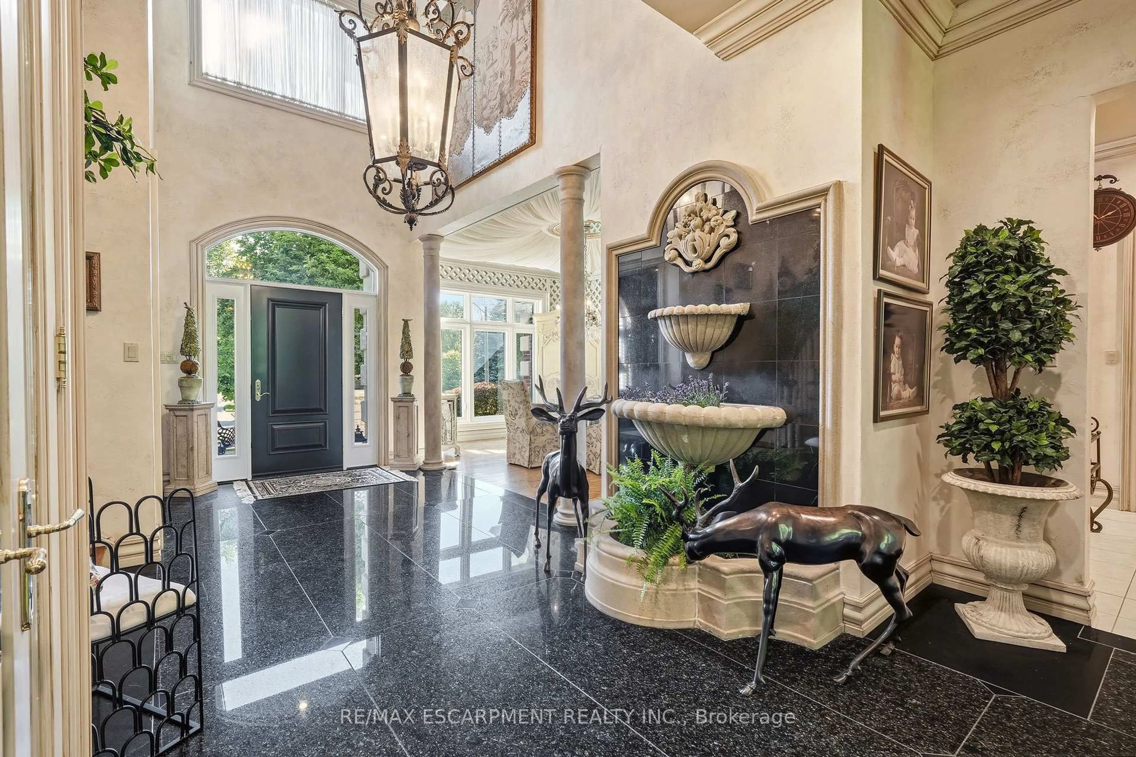 Indoor entryway for 1111 Crofton Way, Burlington Ontario L7P 4X1
