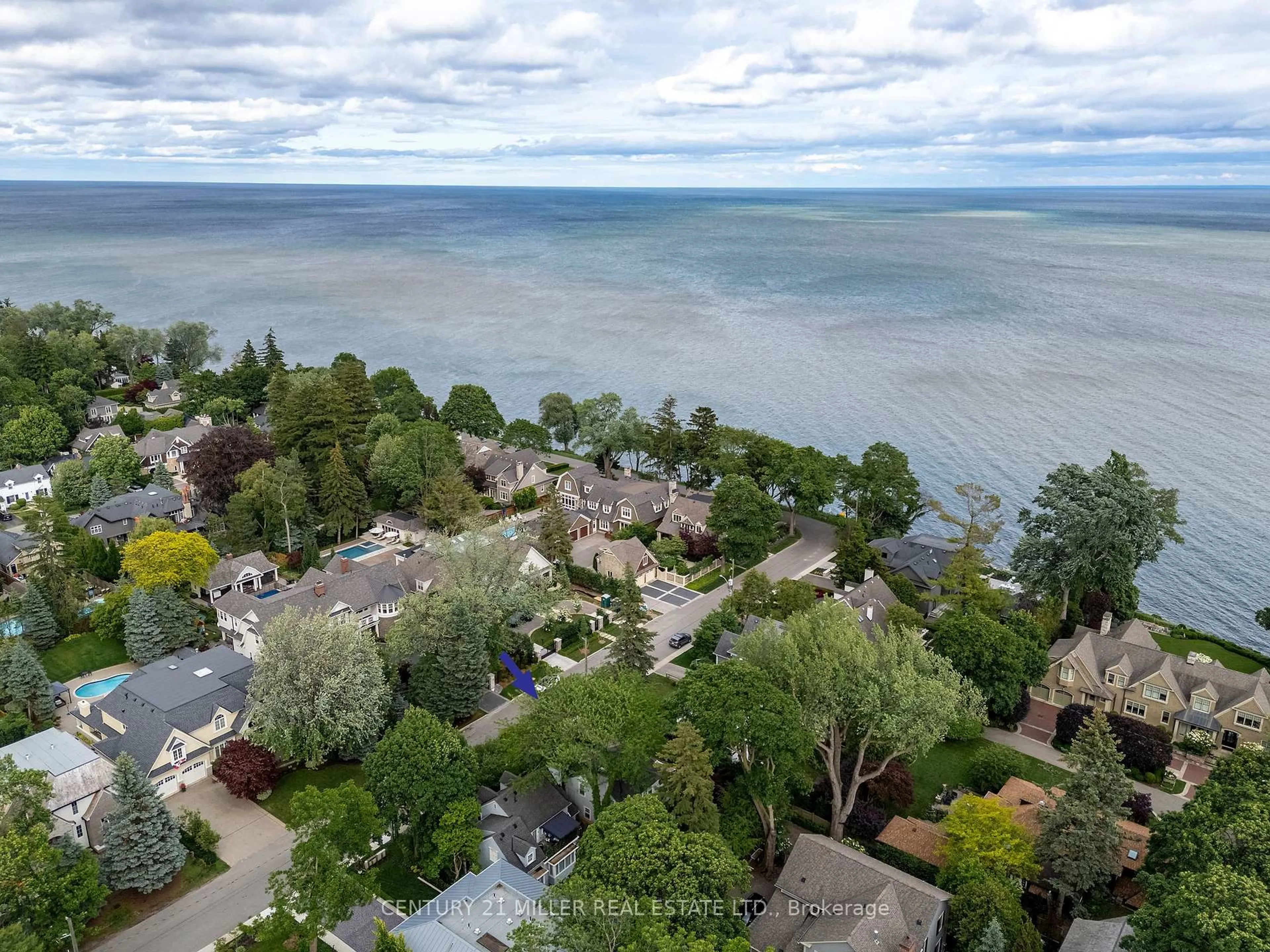 A pic from outside/outdoor area/front of a property/back of a property/a pic from drone, water/lake/river/ocean view for 32 Park Ave, Oakville Ontario L6J 3X8