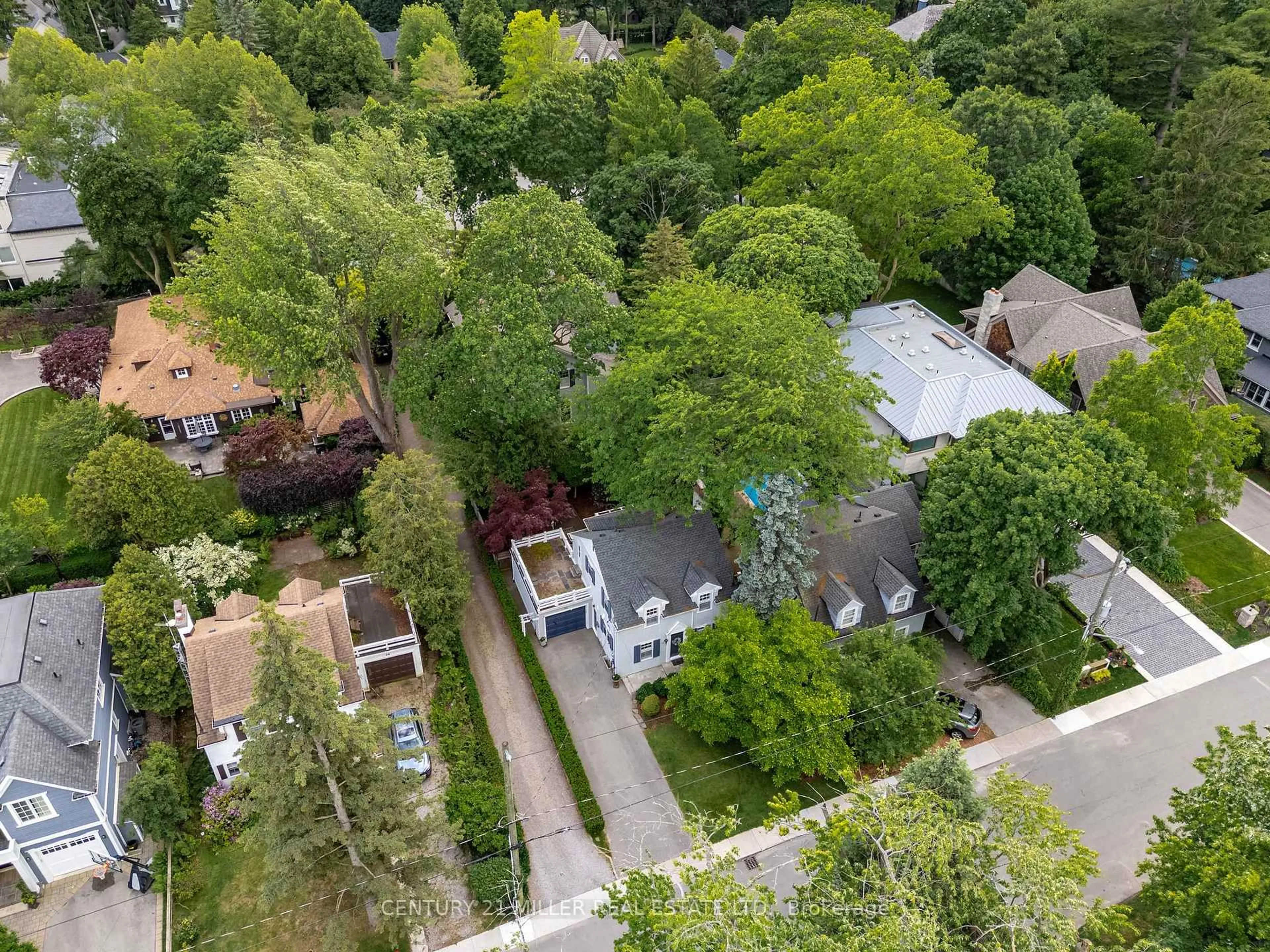 A pic from outside/outdoor area/front of a property/back of a property/a pic from drone, street for 32 Park Ave, Oakville Ontario L6J 3X8