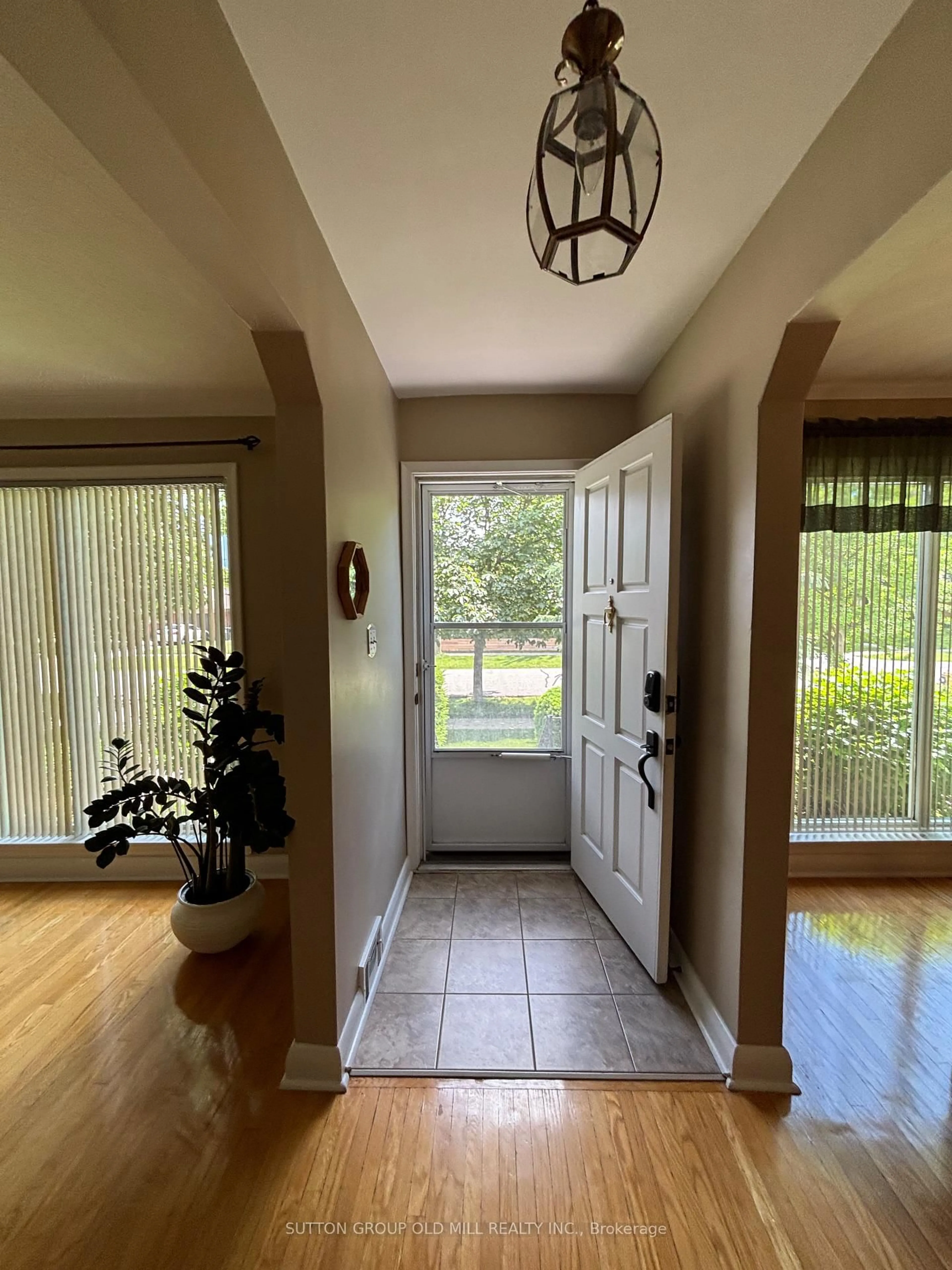 Indoor entryway for 14 Claymore Dr, Toronto Ontario M8Z 2R9