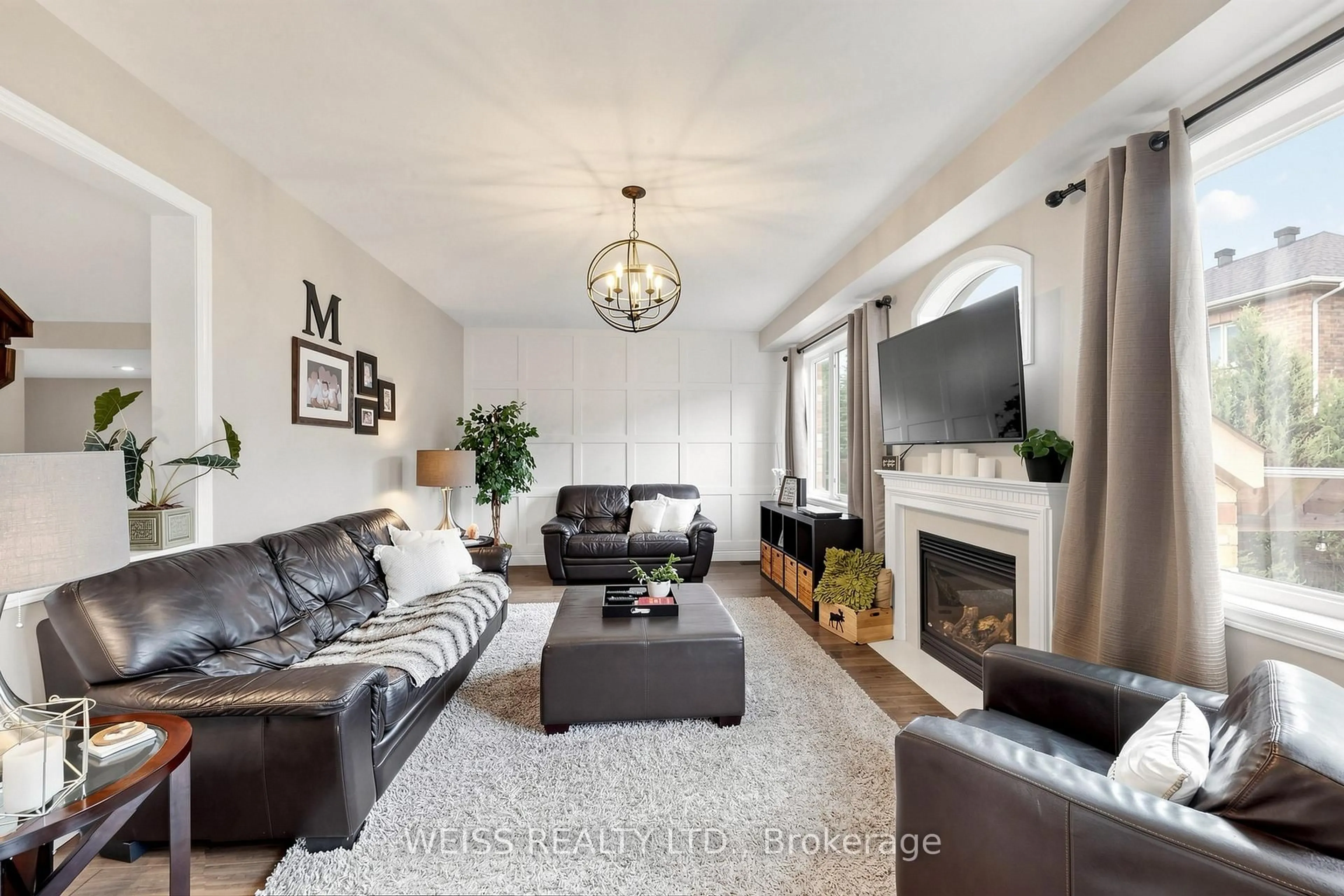 Living room with furniture, unknown for 4624 Ethel Rd, Burlington Ontario L7M 0G7