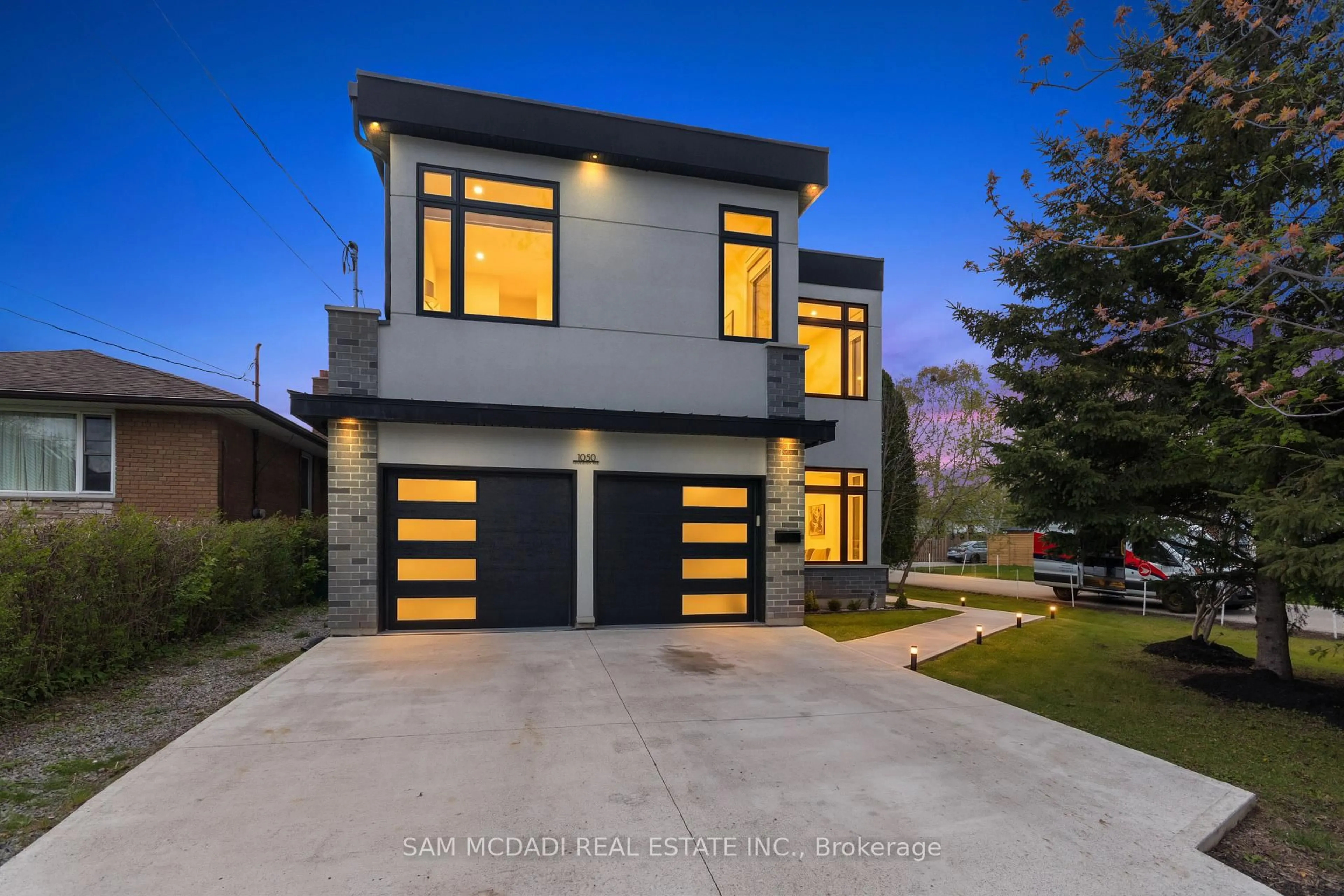 Home with brick exterior material, street for 1050 Edgeleigh Ave, Mississauga Ontario L5E 2G1