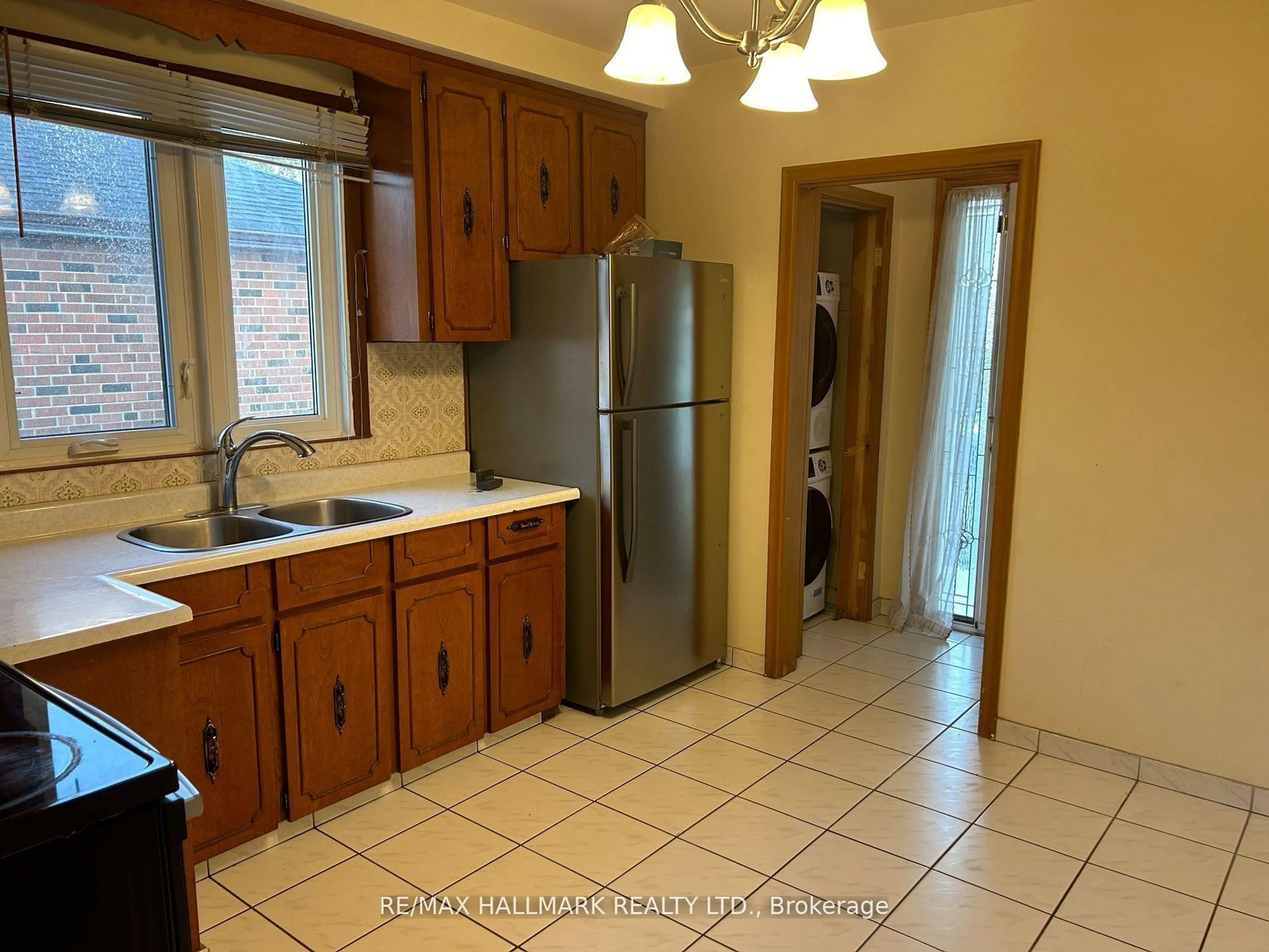 Standard kitchen, ceramic/tile floor for 9 Macleod St, Toronto Ontario M6L 2M7