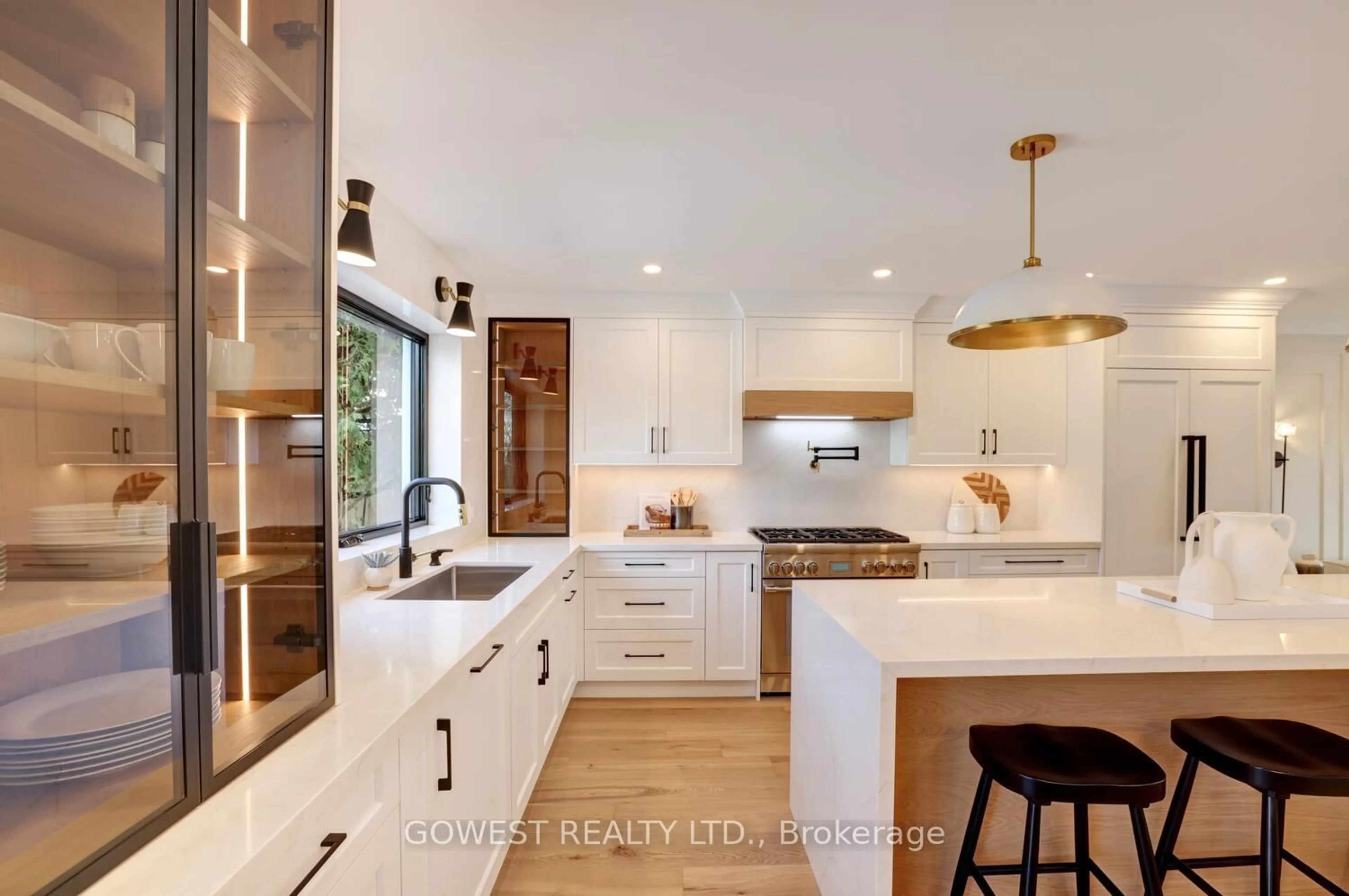 Contemporary kitchen, unknown for 981 Valdese Dr, Mississauga Ontario L5C 2Z5