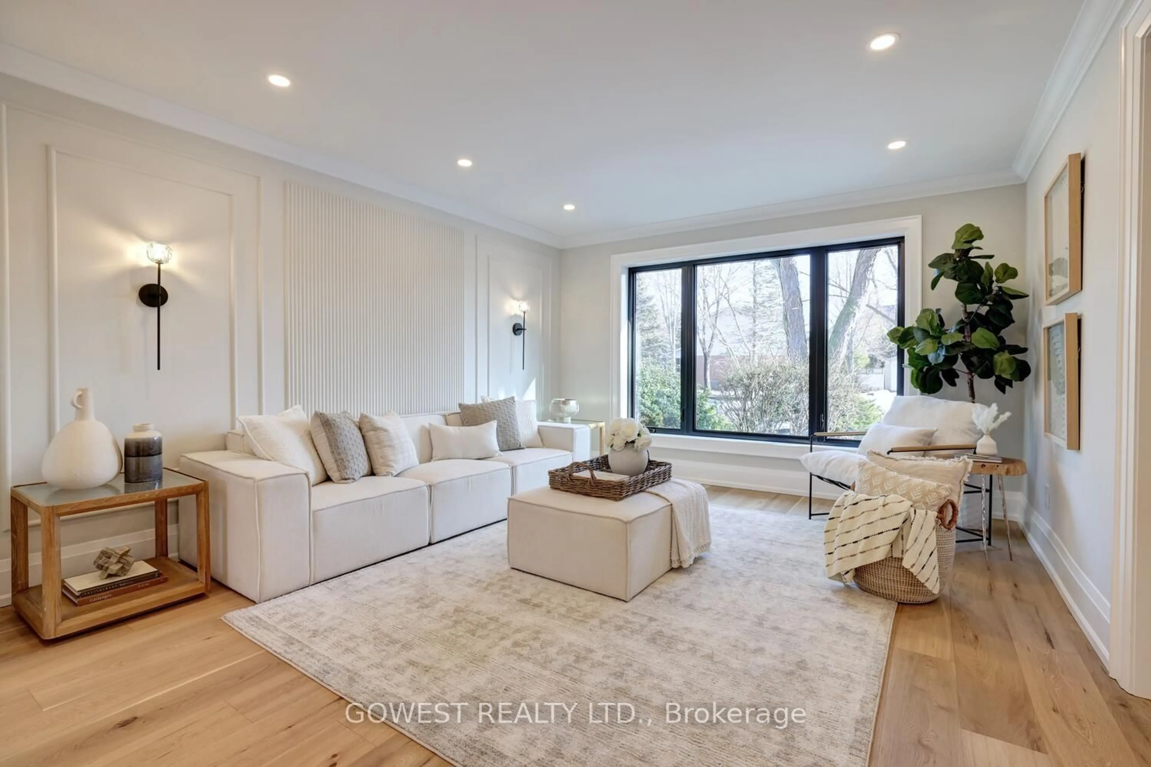 Living room with furniture, unknown for 981 Valdese Dr, Mississauga Ontario L5C 2Z5