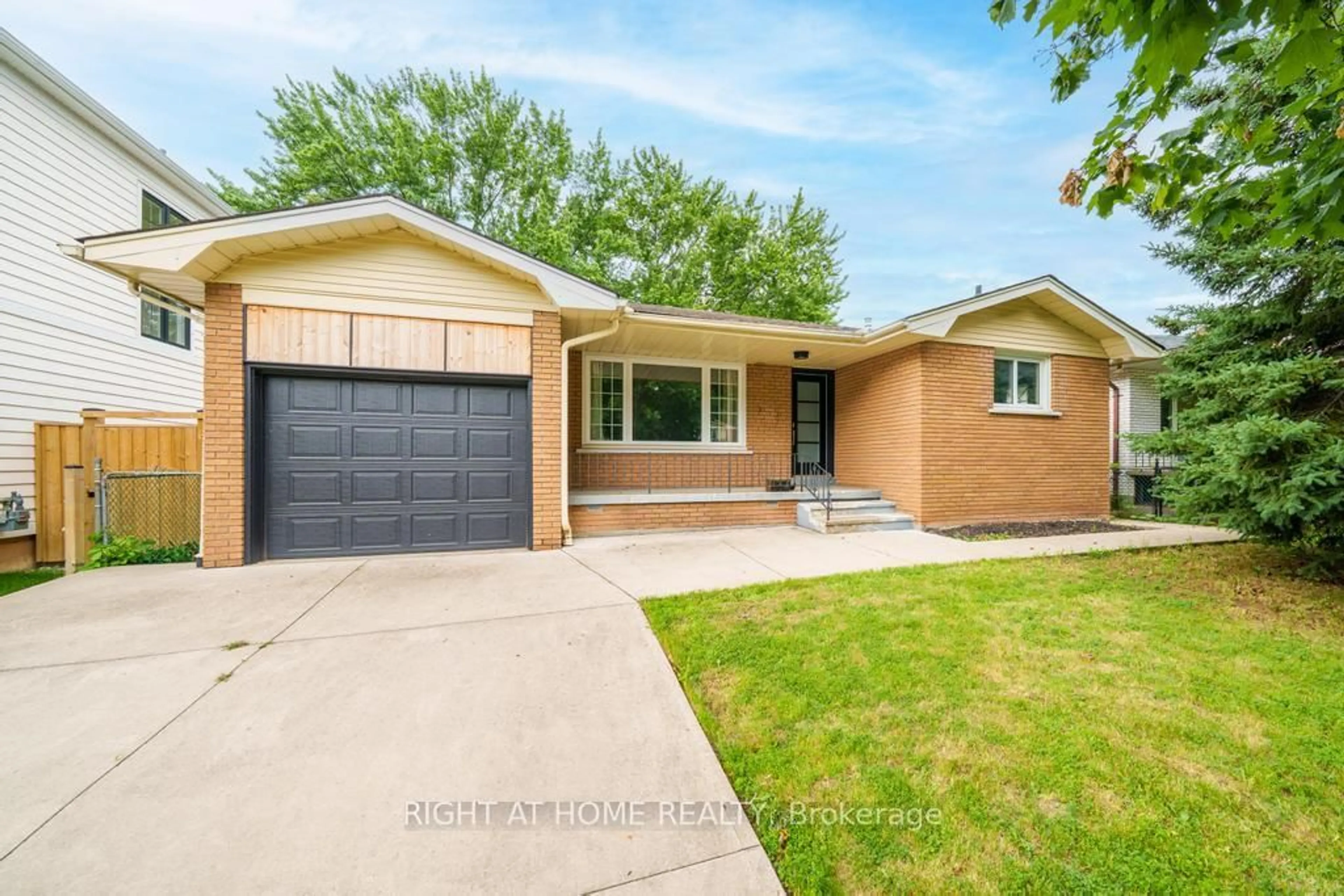 Home with brick exterior material, street for 662 Montego Cres, Burlington Ontario L7N 2Z1