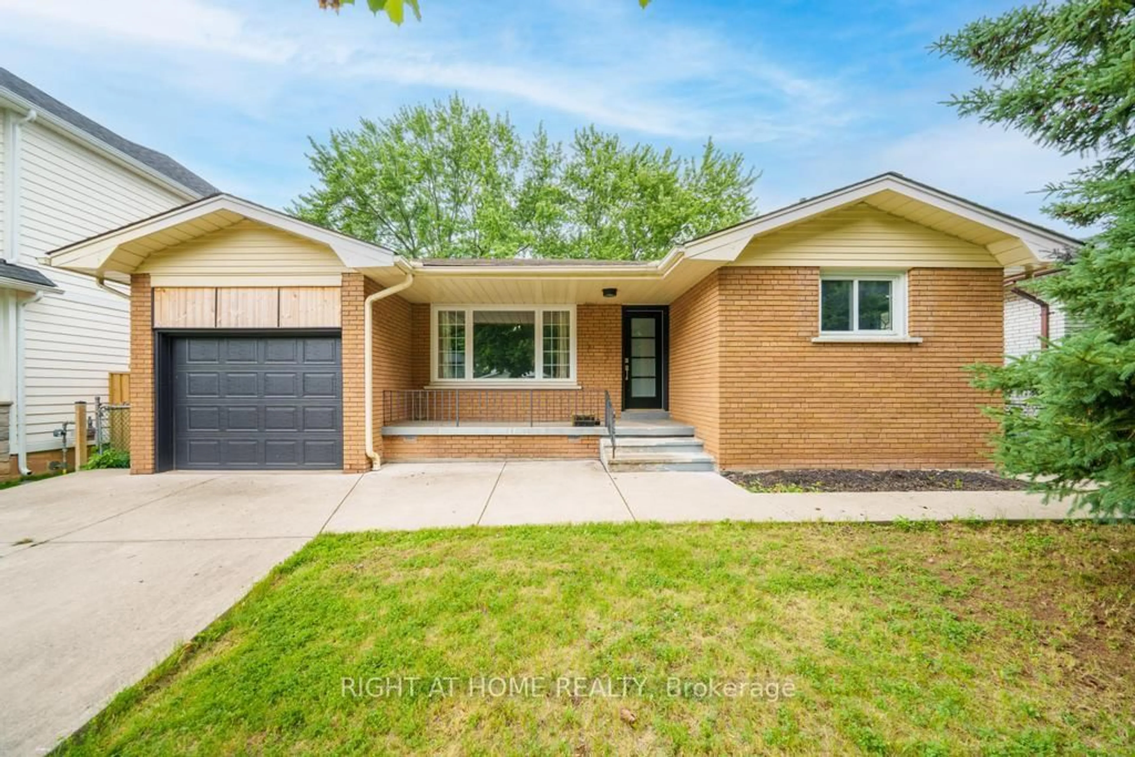 Home with brick exterior material, street for 662 Montego Cres, Burlington Ontario L7N 2Z1