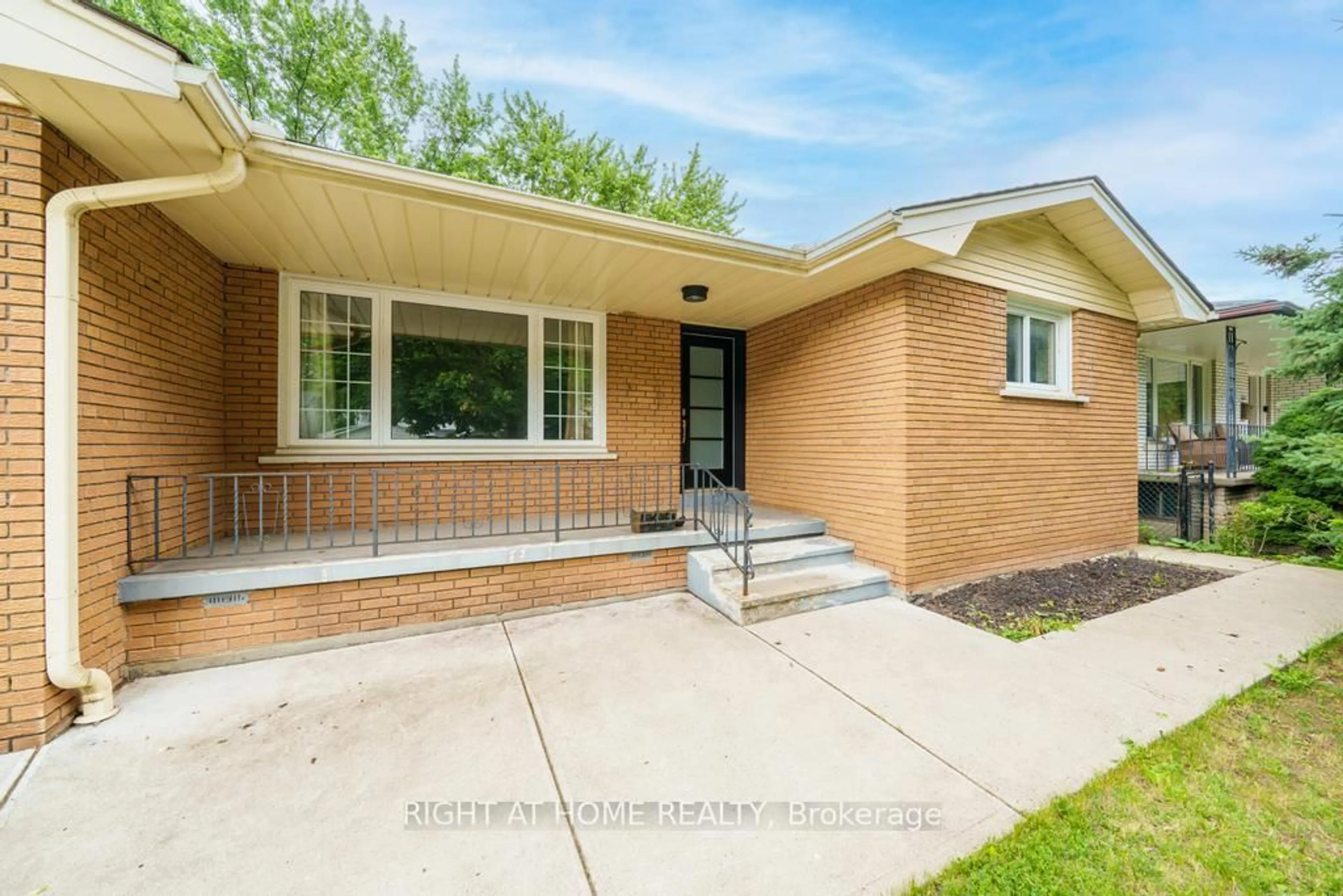 Home with brick exterior material, street for 662 Montego Cres, Burlington Ontario L7N 2Z1