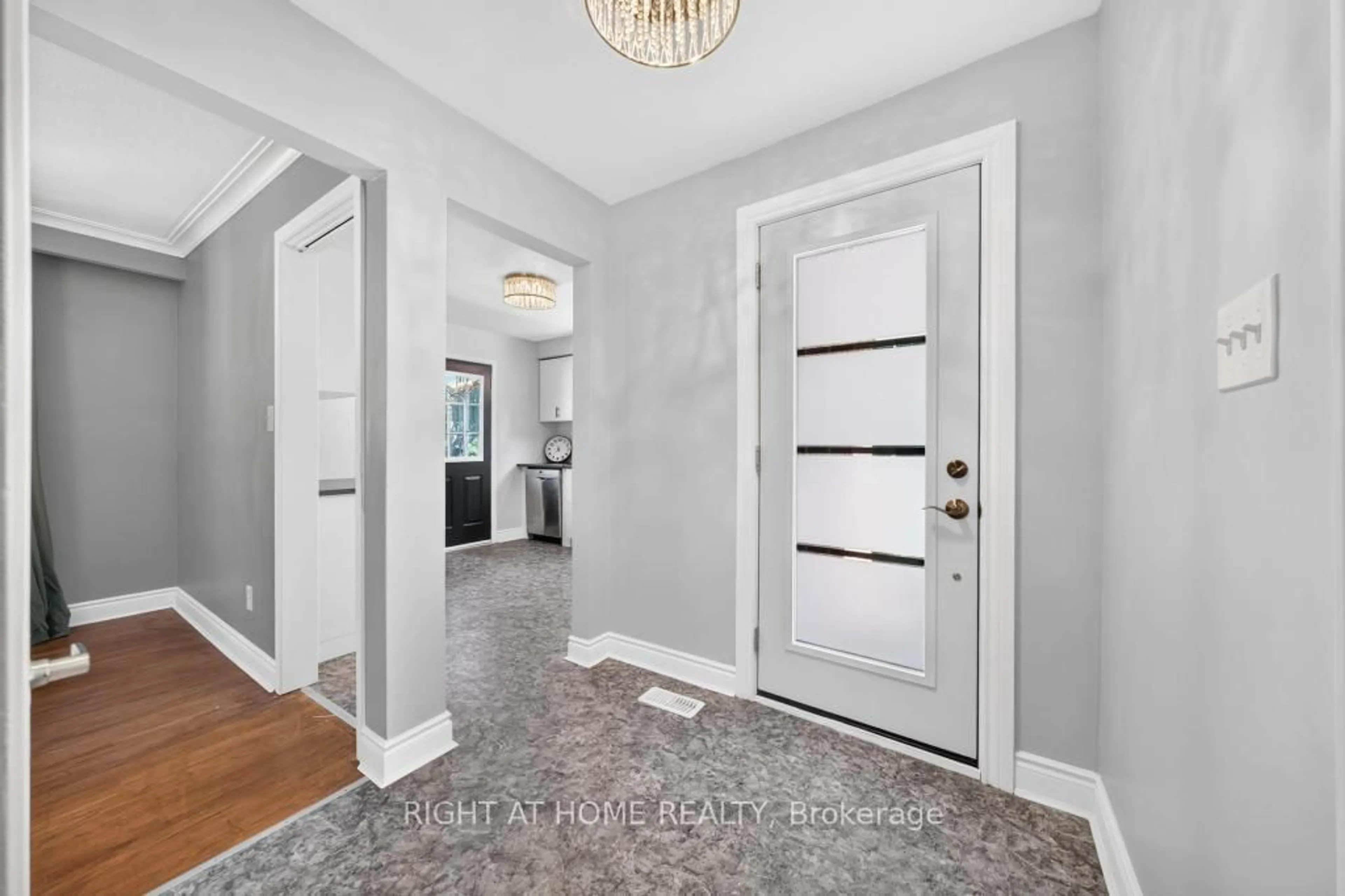 Indoor entryway for 662 Montego Cres, Burlington Ontario L7N 2Z1