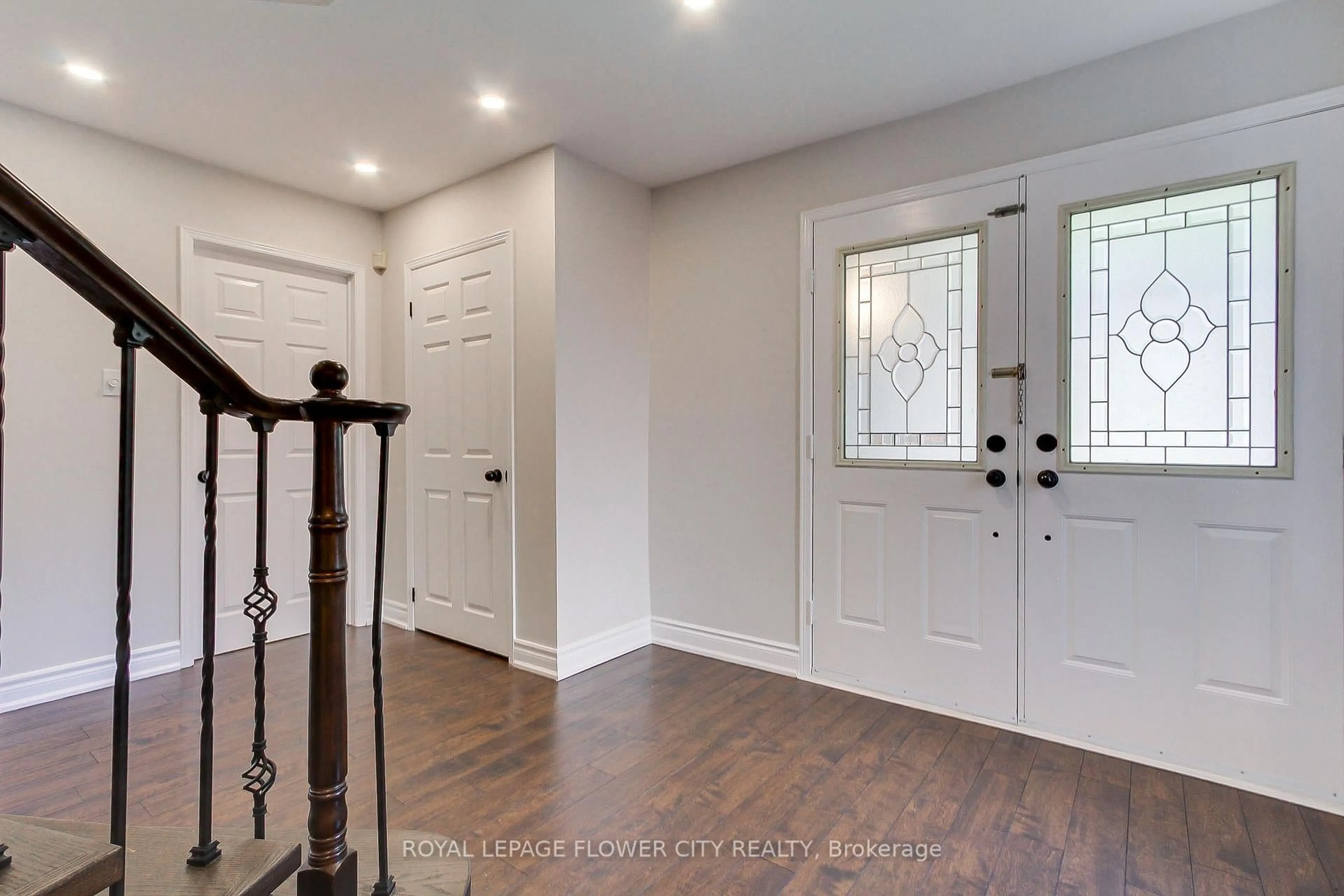 Indoor entryway for 2620 Credit Valley Rd, Mississauga Ontario L5M 4J7