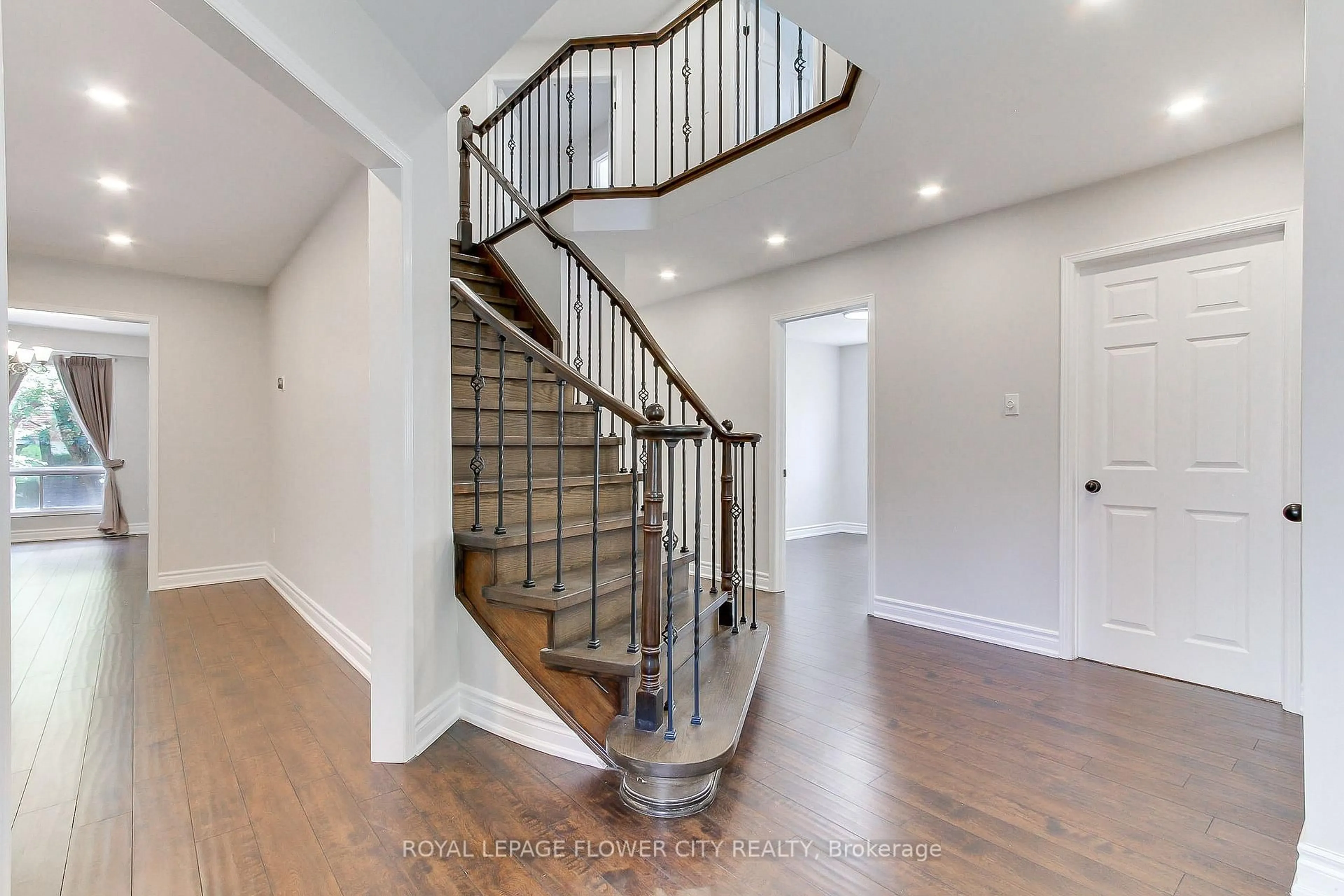 Stairs for 2620 Credit Valley Rd, Mississauga Ontario L5M 4J7