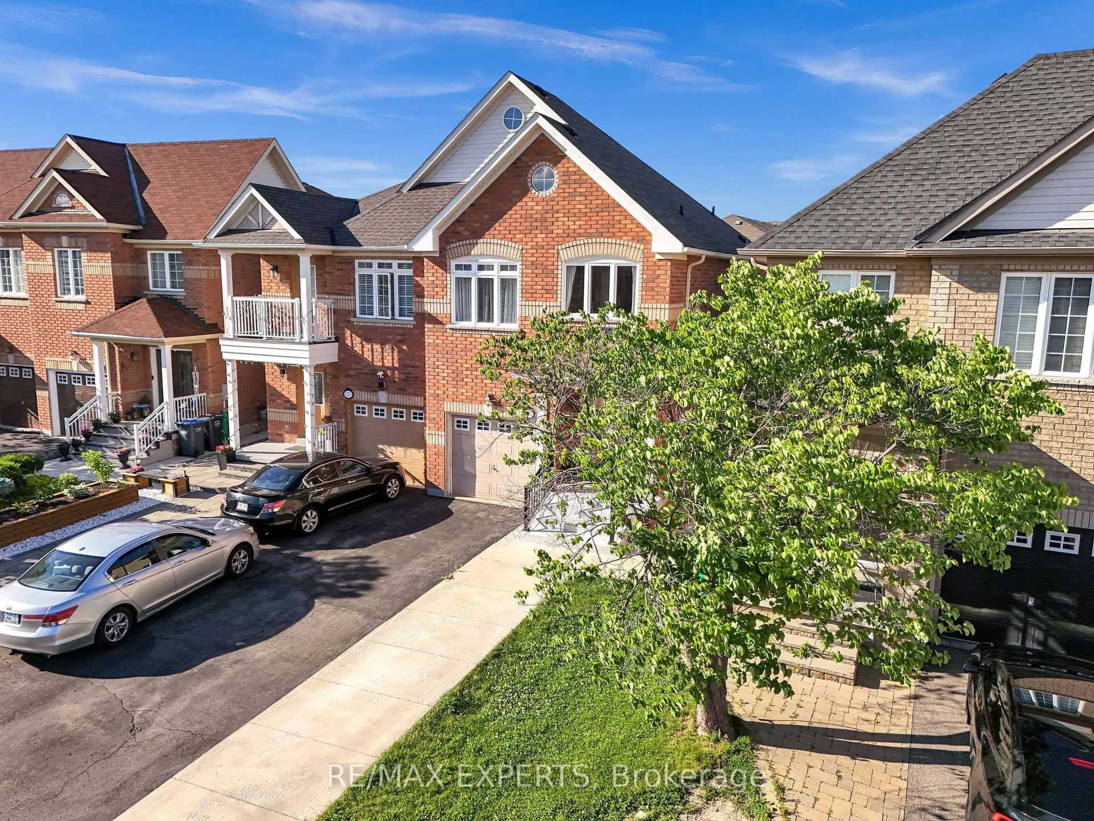 A pic from outside/outdoor area/front of a property/back of a property/a pic from drone, street for 5231 Tresca Tr, Mississauga Ontario L5M 0C9