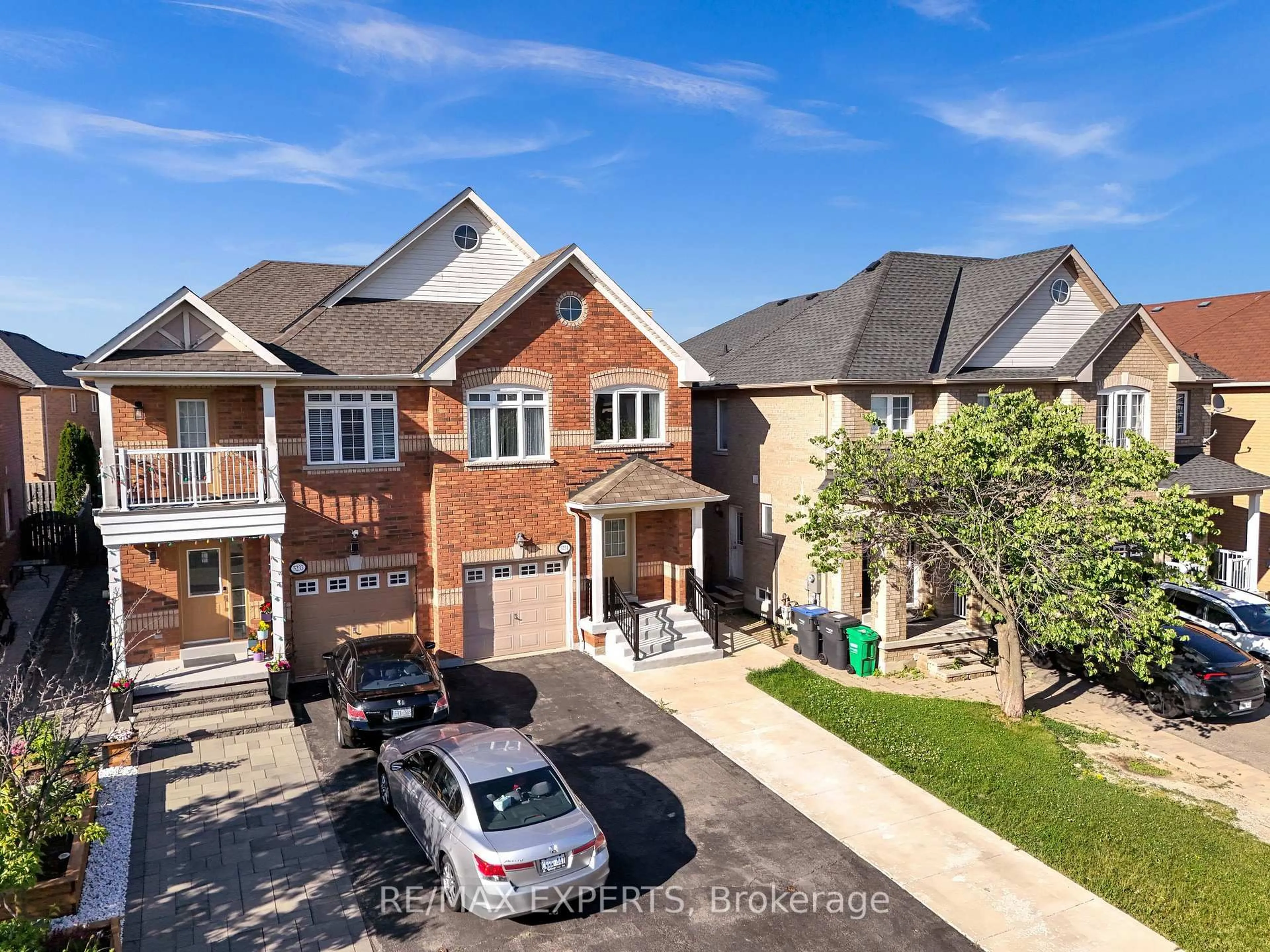 A pic from outside/outdoor area/front of a property/back of a property/a pic from drone, street for 5231 Tresca Tr, Mississauga Ontario L5M 0C9