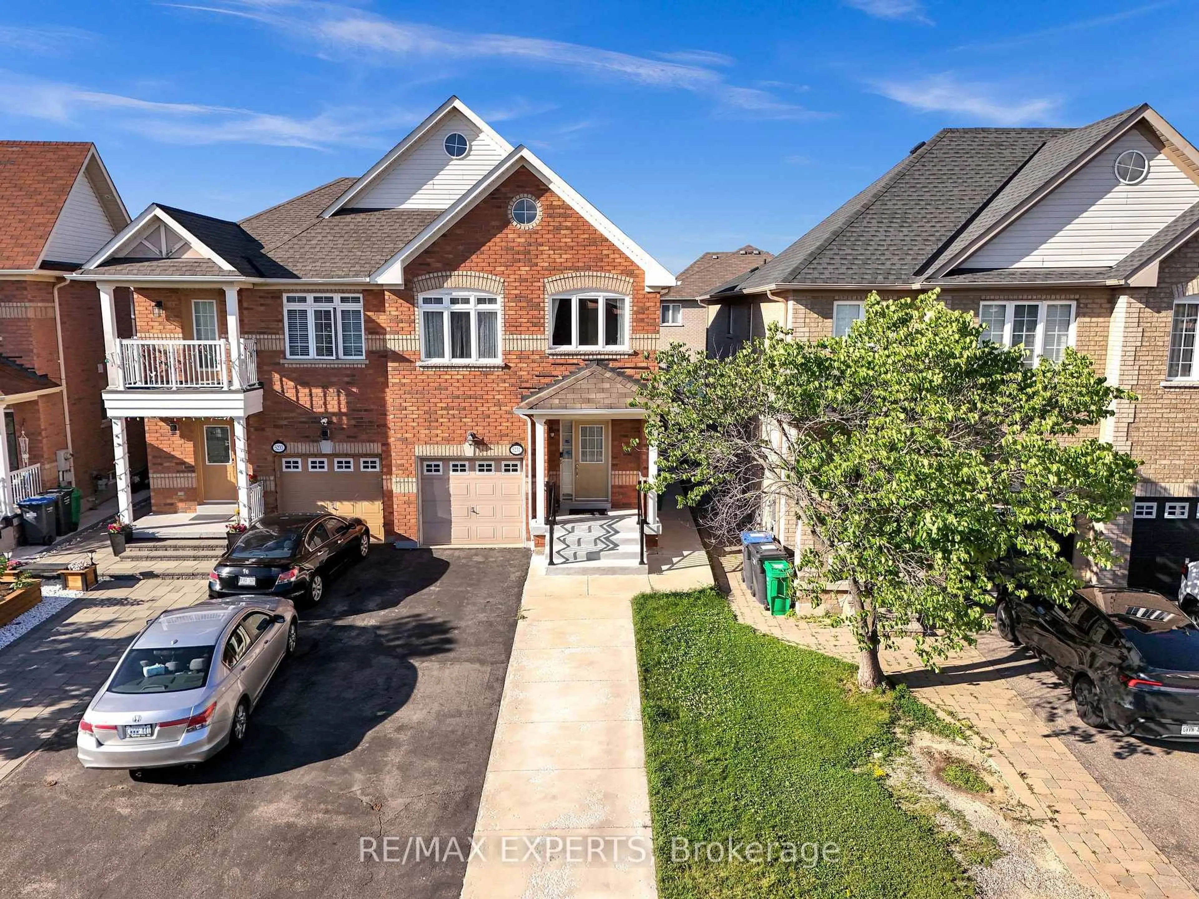 A pic from outside/outdoor area/front of a property/back of a property/a pic from drone, street for 5231 Tresca Tr, Mississauga Ontario L5M 0C9