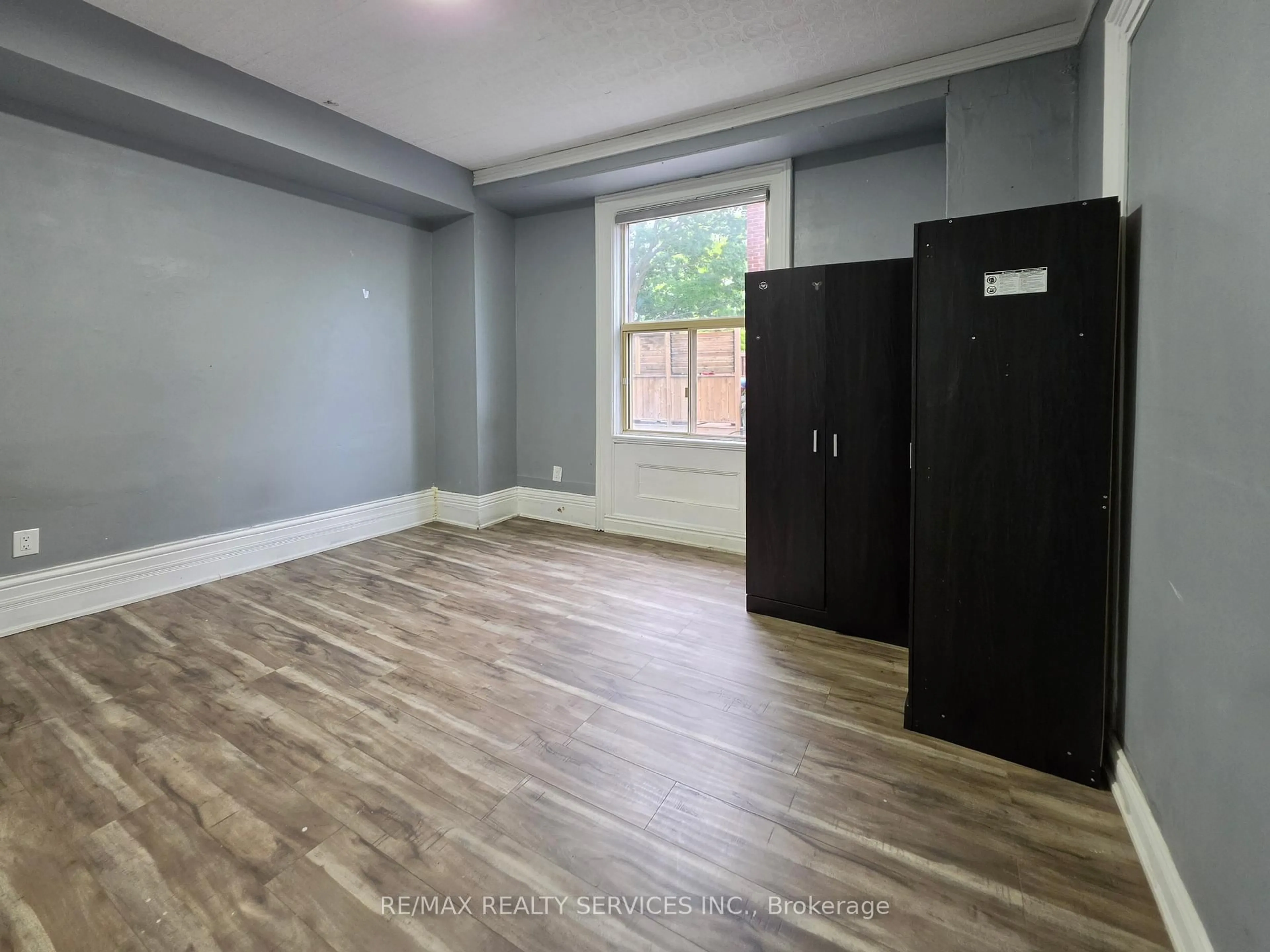 A pic of a room for 93 Church St, Brampton Ontario L6V 1G5