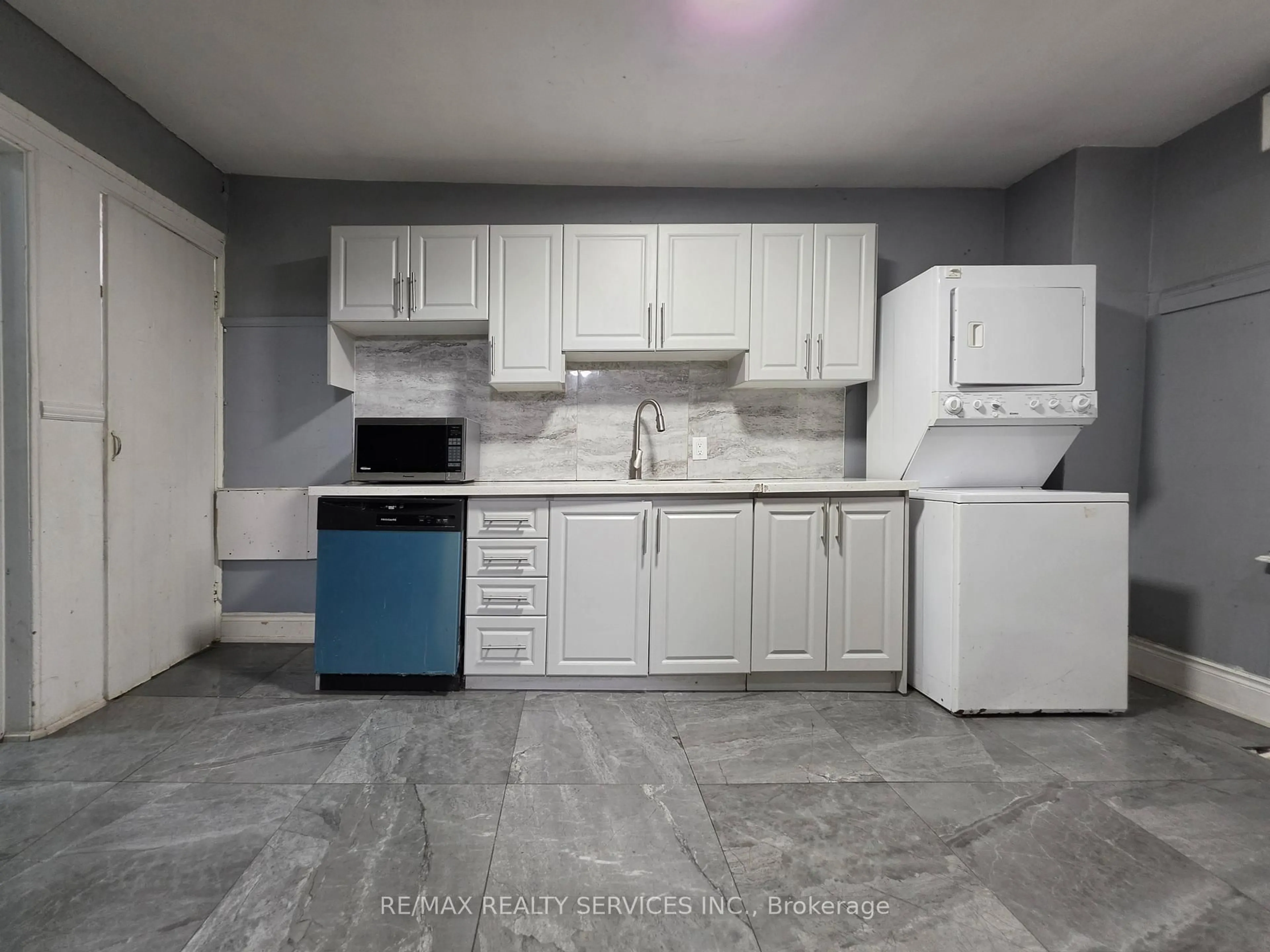 Standard kitchen, unknown for 93 Church St, Brampton Ontario L6V 1G5