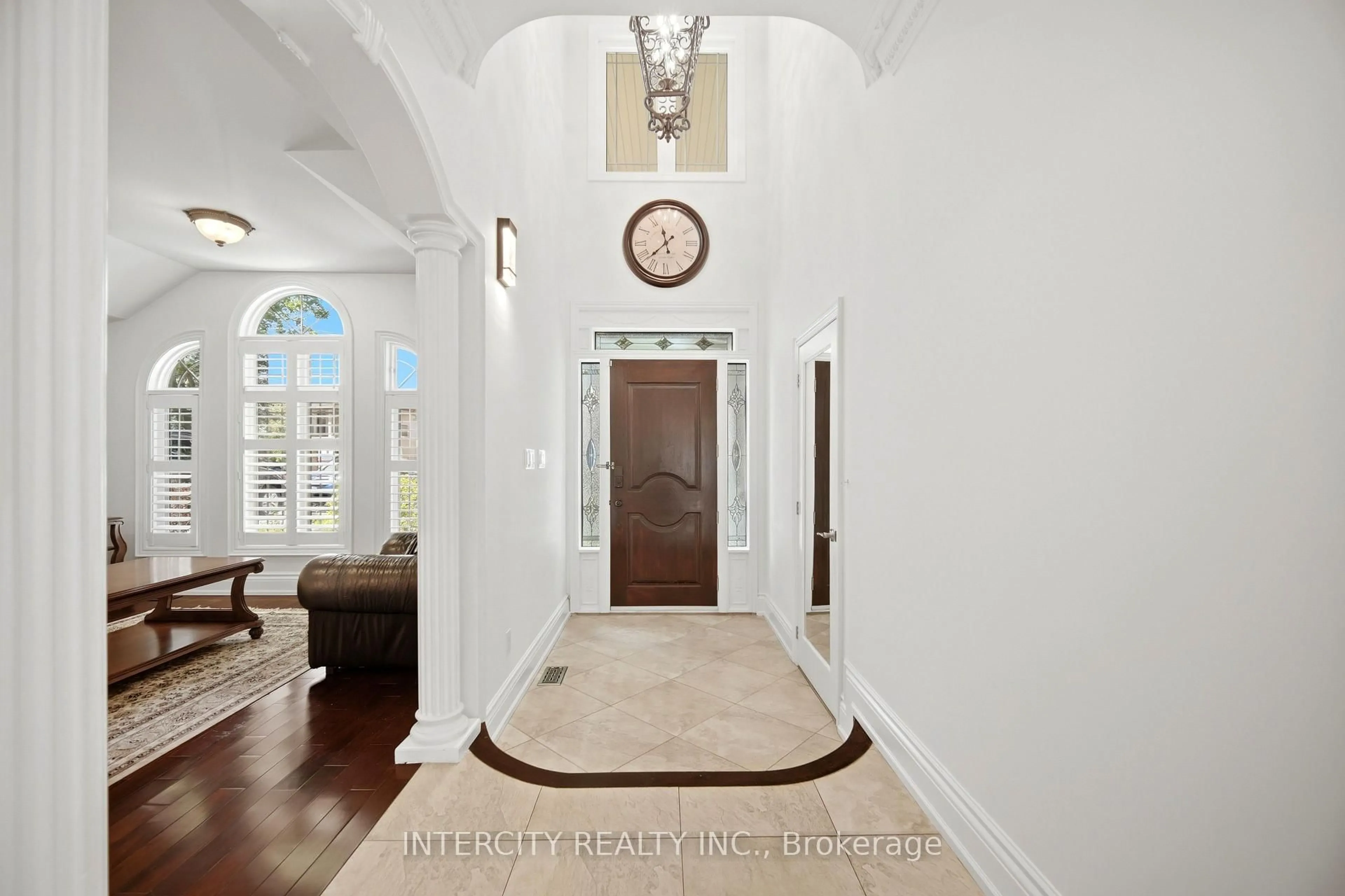 Indoor entryway for 25 Lockheed Blvd, Toronto Ontario M9P 2H5