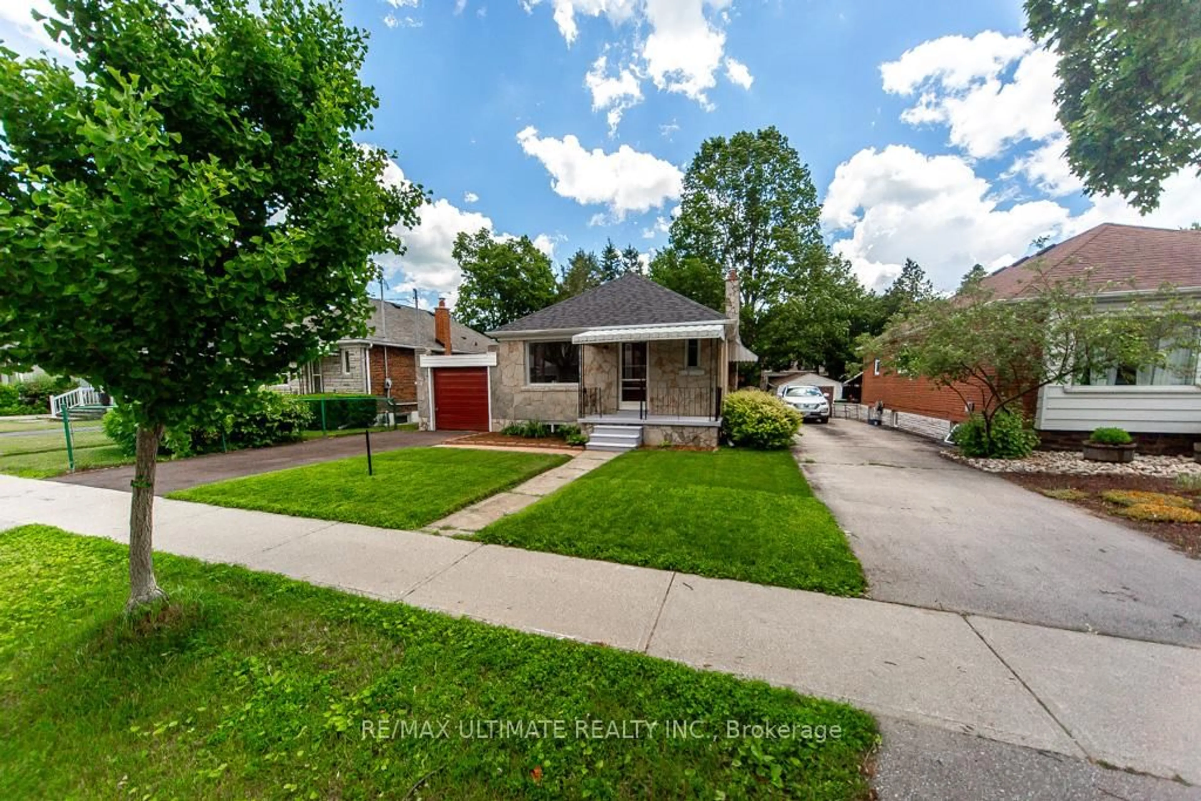 A pic from outside/outdoor area/front of a property/back of a property/a pic from drone, street for 61 Yorkview Dr, Toronto Ontario M2R 1J7