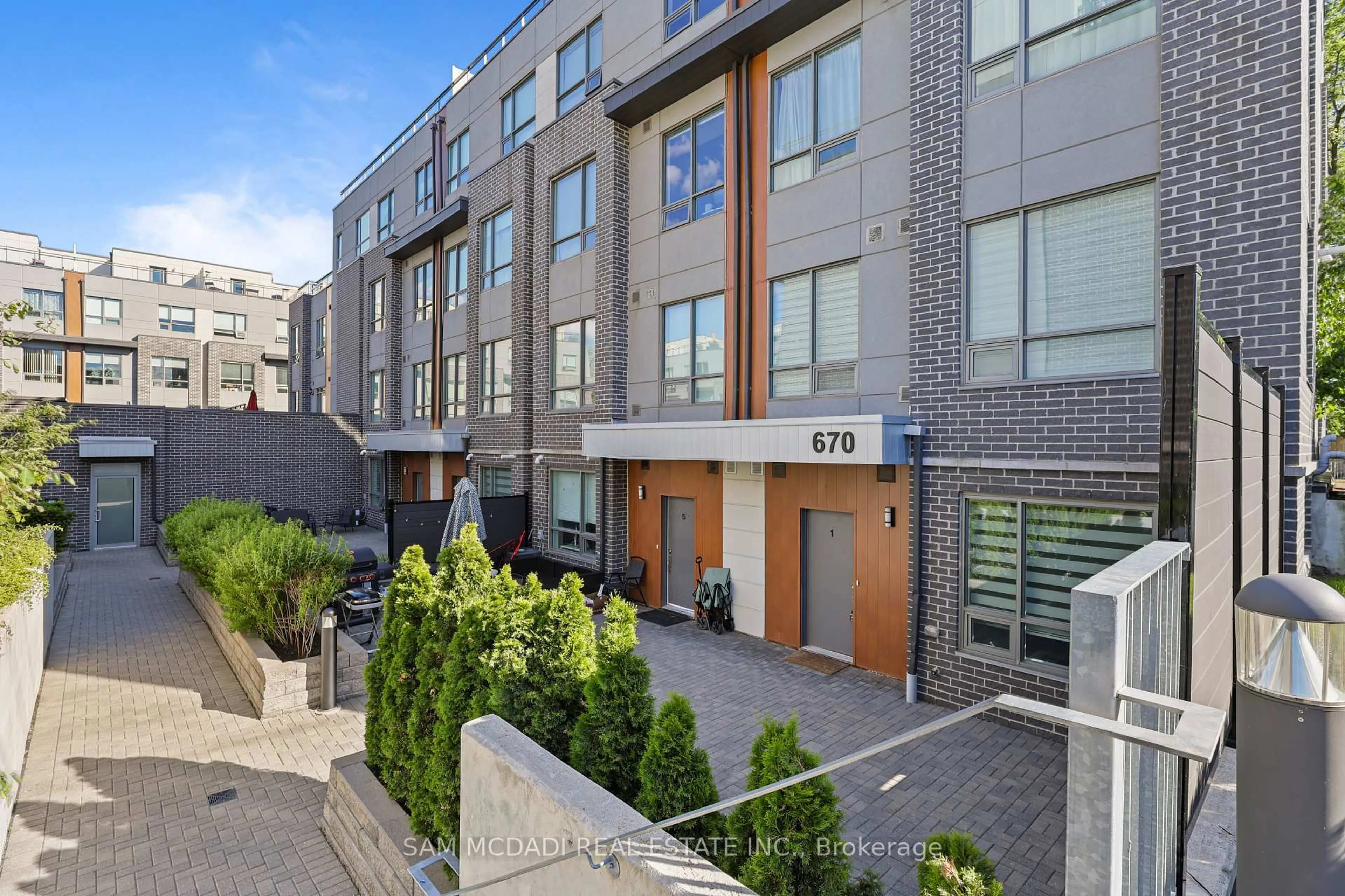 Patio, unknown for 670 Atwater Ave #1, Mississauga Ontario L5G 0B6