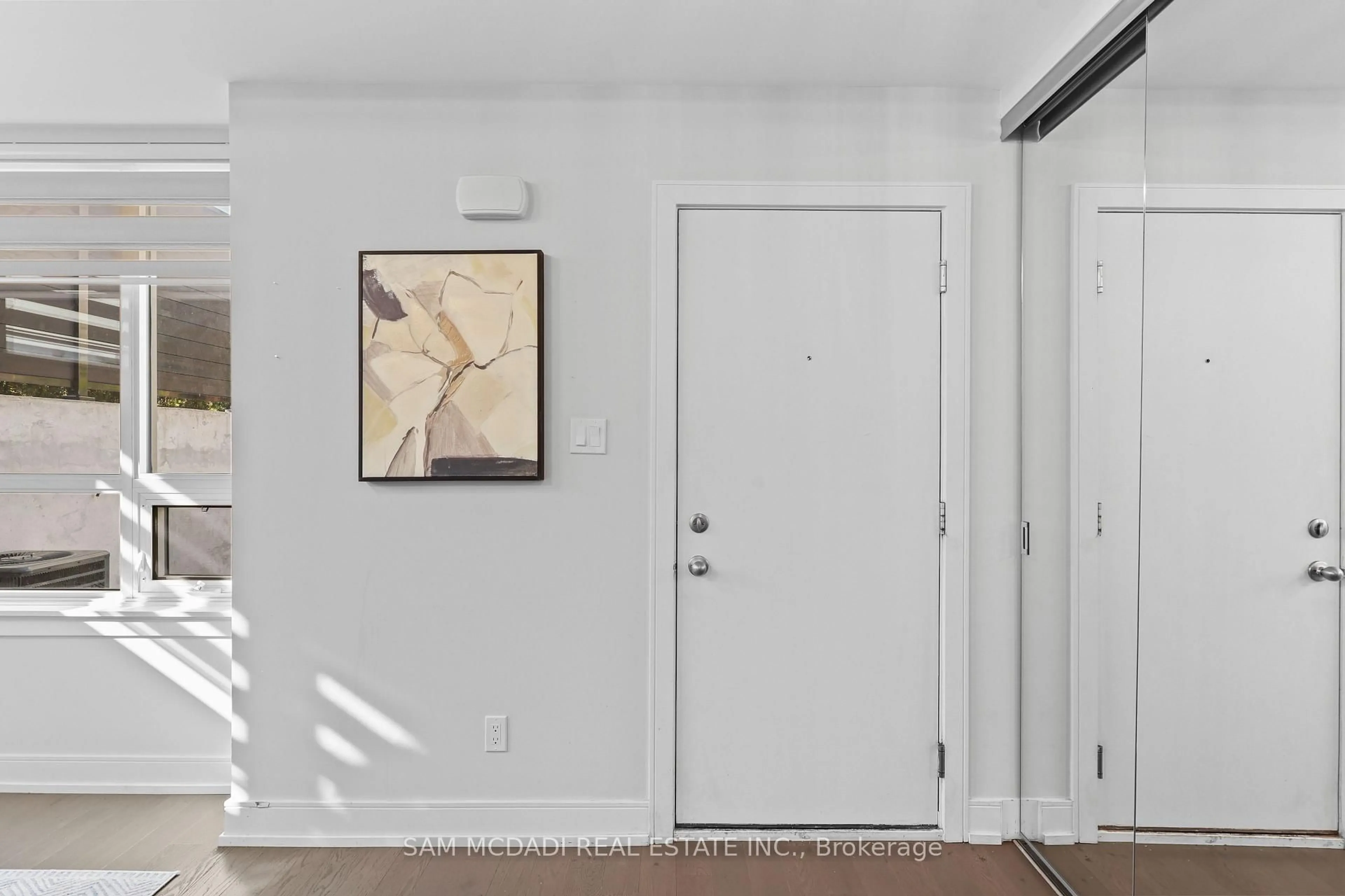 Indoor entryway for 670 Atwater Ave #1, Mississauga Ontario L5G 0B6