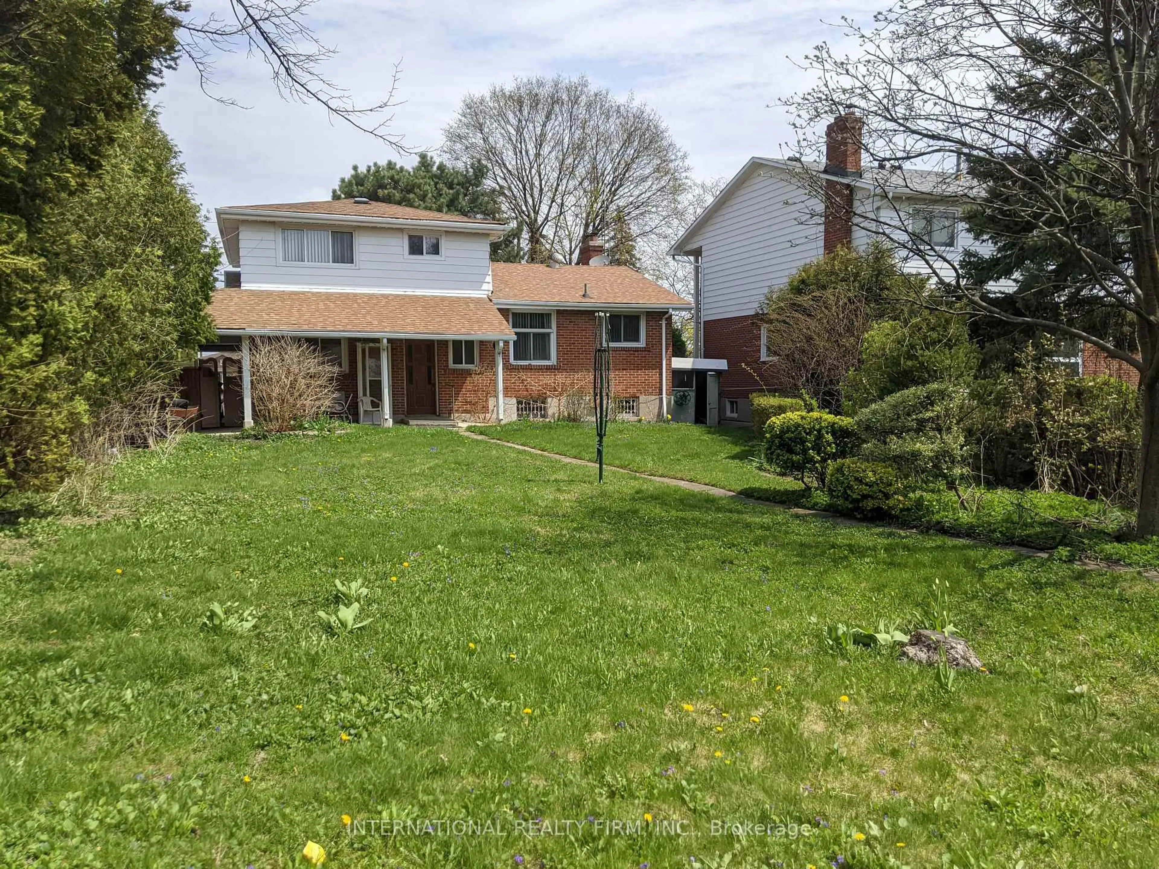 A pic from outside/outdoor area/front of a property/back of a property/a pic from drone, street for 4026 Wilcox Rd, Mississauga Ontario L4Z 1B7