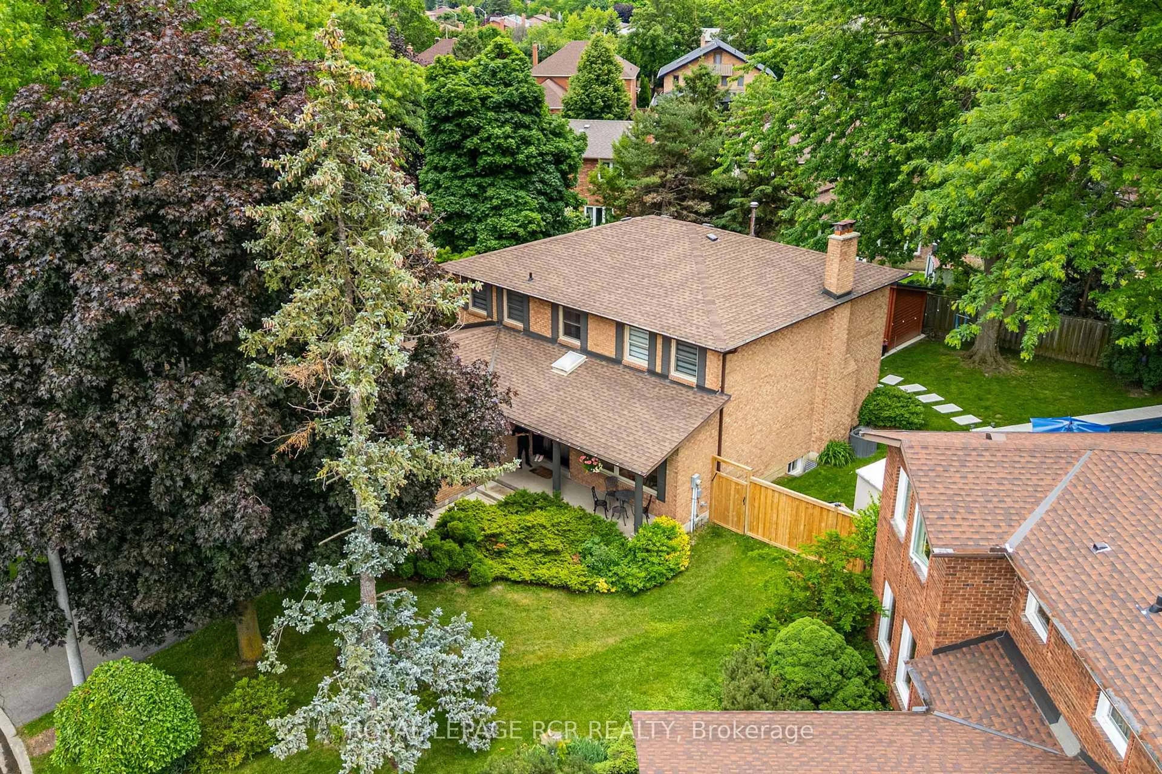 A pic from outside/outdoor area/front of a property/back of a property/a pic from drone, street for 755 Cameron Crt, Mississauga Ontario L5C 3B8
