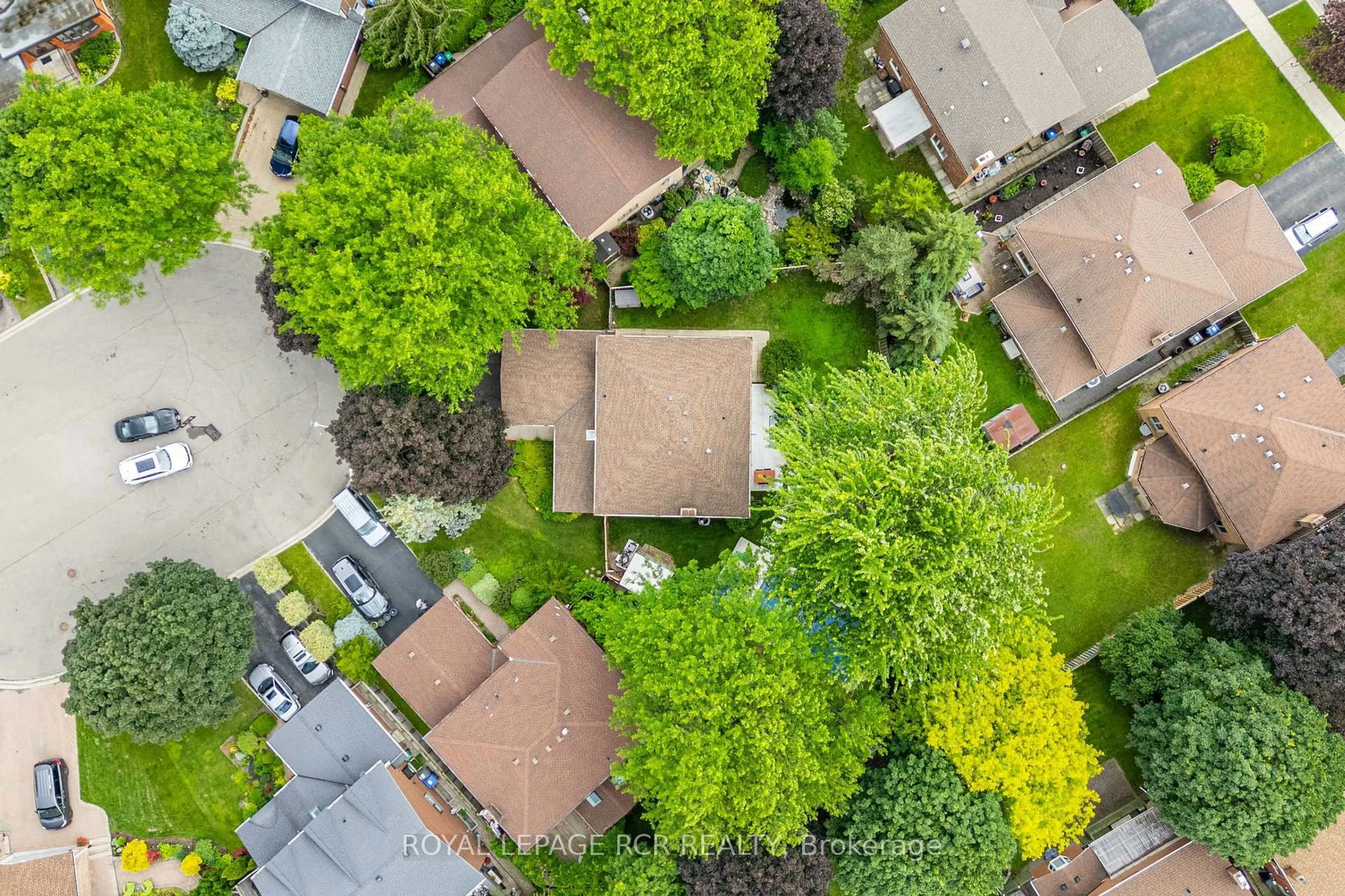 A pic from outside/outdoor area/front of a property/back of a property/a pic from drone, street for 755 Cameron Crt, Mississauga Ontario L5C 3B8