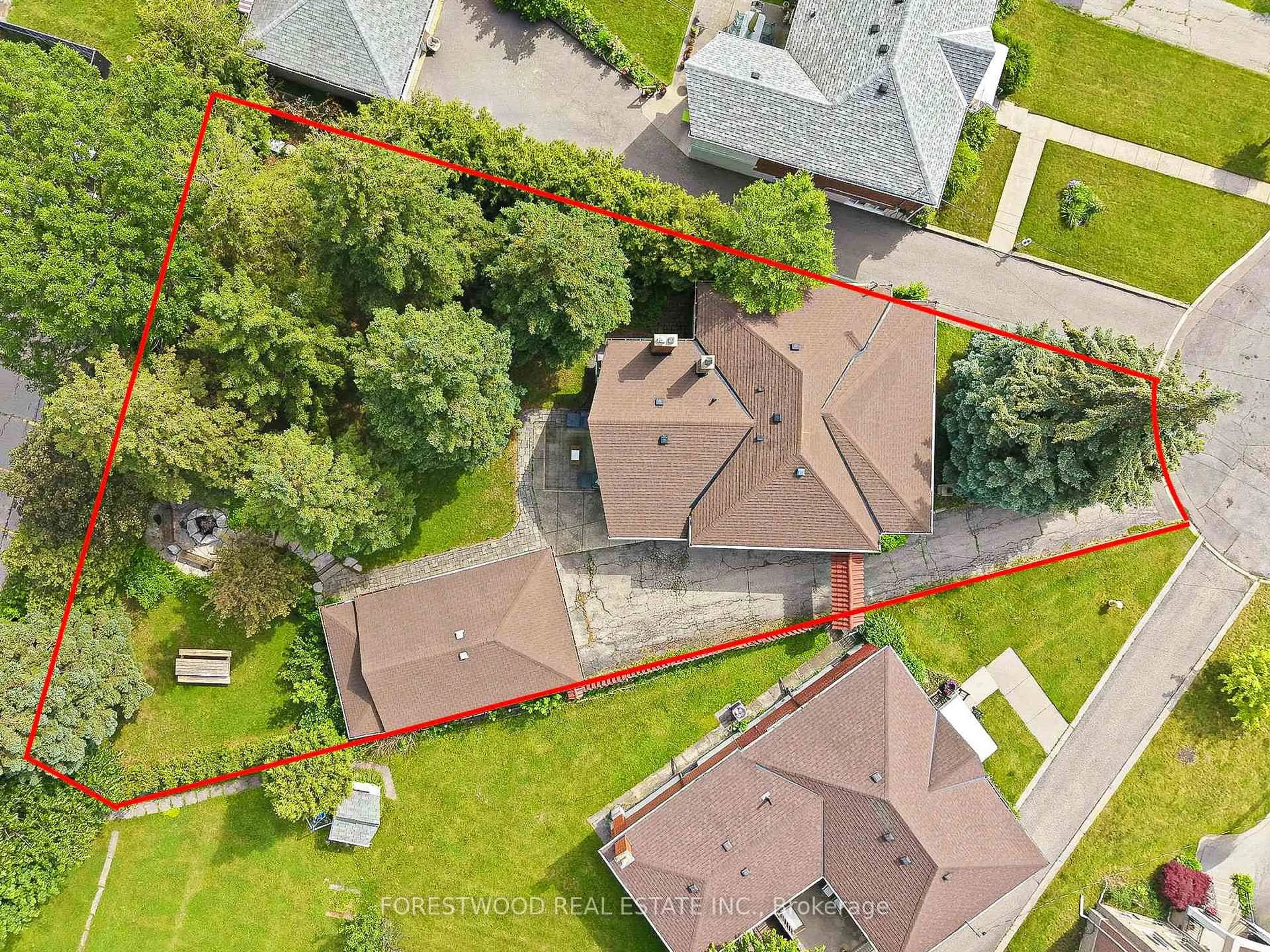 A pic from outside/outdoor area/front of a property/back of a property/a pic from drone, street for 16 Enid Cres, Toronto Ontario M6B 1S1