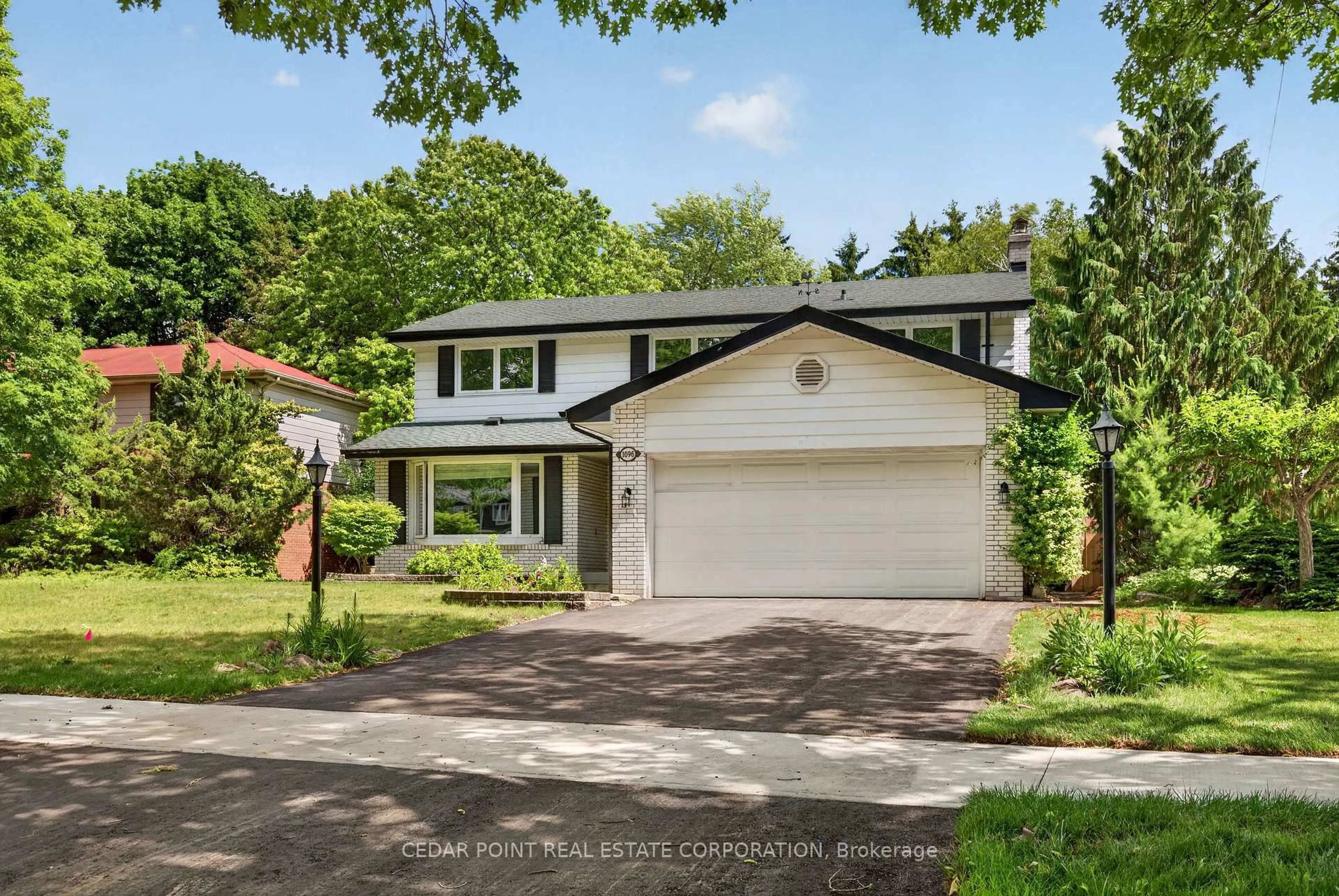 Home with vinyl exterior material, street for 1096 Fair Birch Dr, Mississauga Ontario L5H 1M3