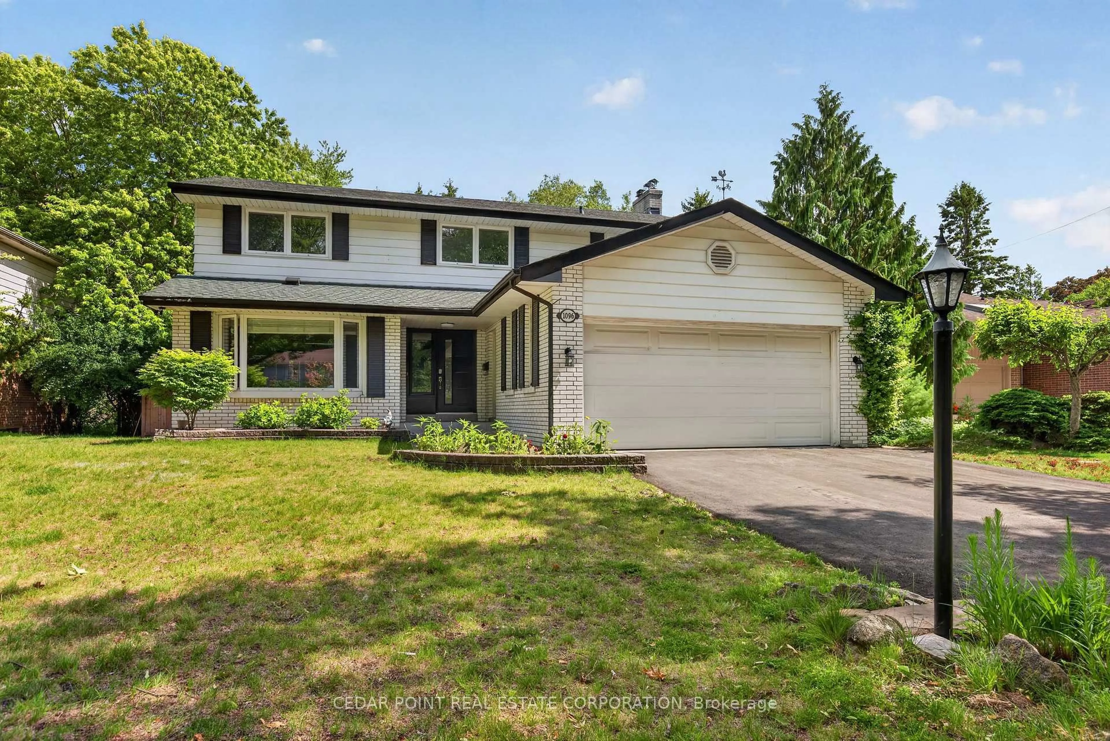 Home with vinyl exterior material, street for 1096 Fair Birch Dr, Mississauga Ontario L5H 1M3