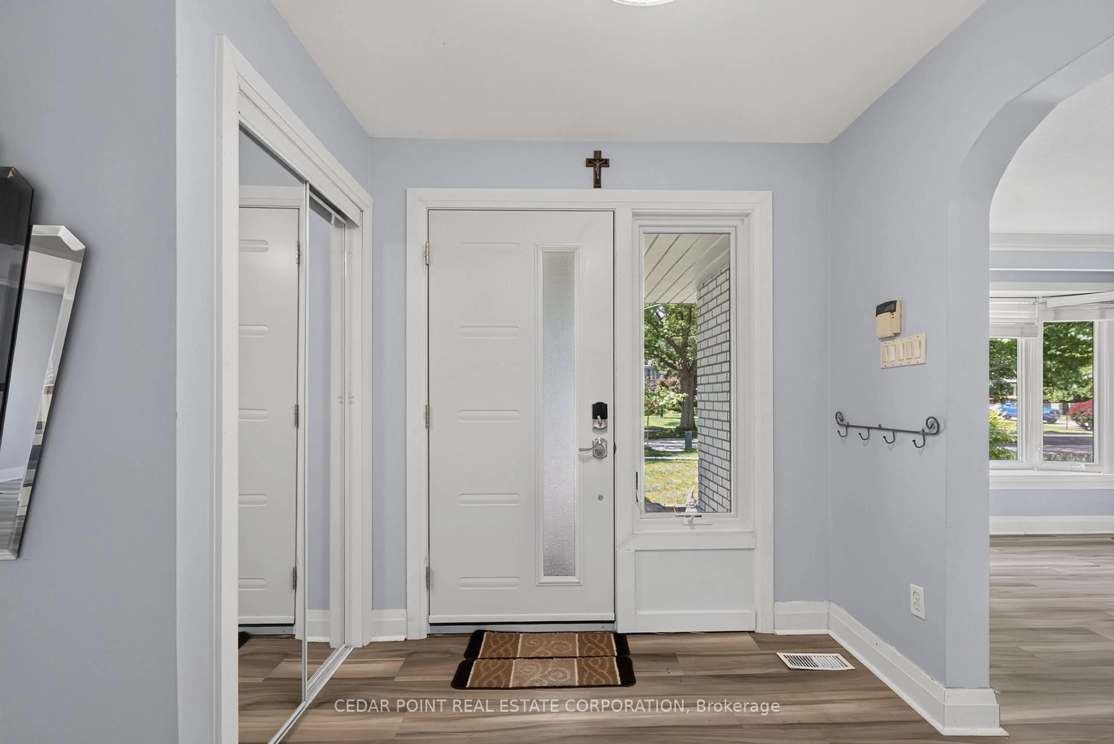 Indoor entryway for 1096 Fair Birch Dr, Mississauga Ontario L5H 1M3