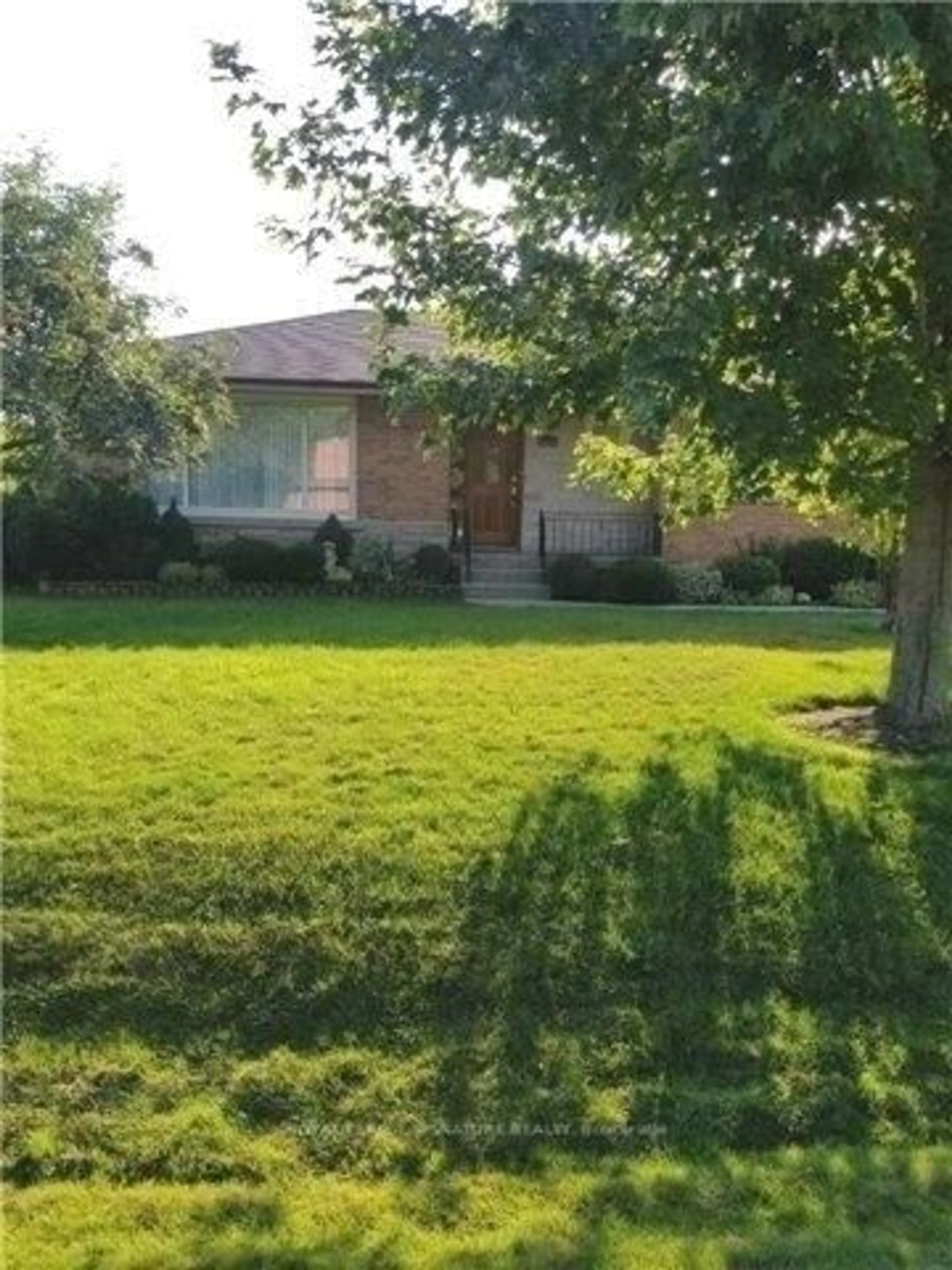 A pic from outside/outdoor area/front of a property/back of a property/a pic from drone, street for 216 Wales Cres, Oakville Ontario L6L 3X7