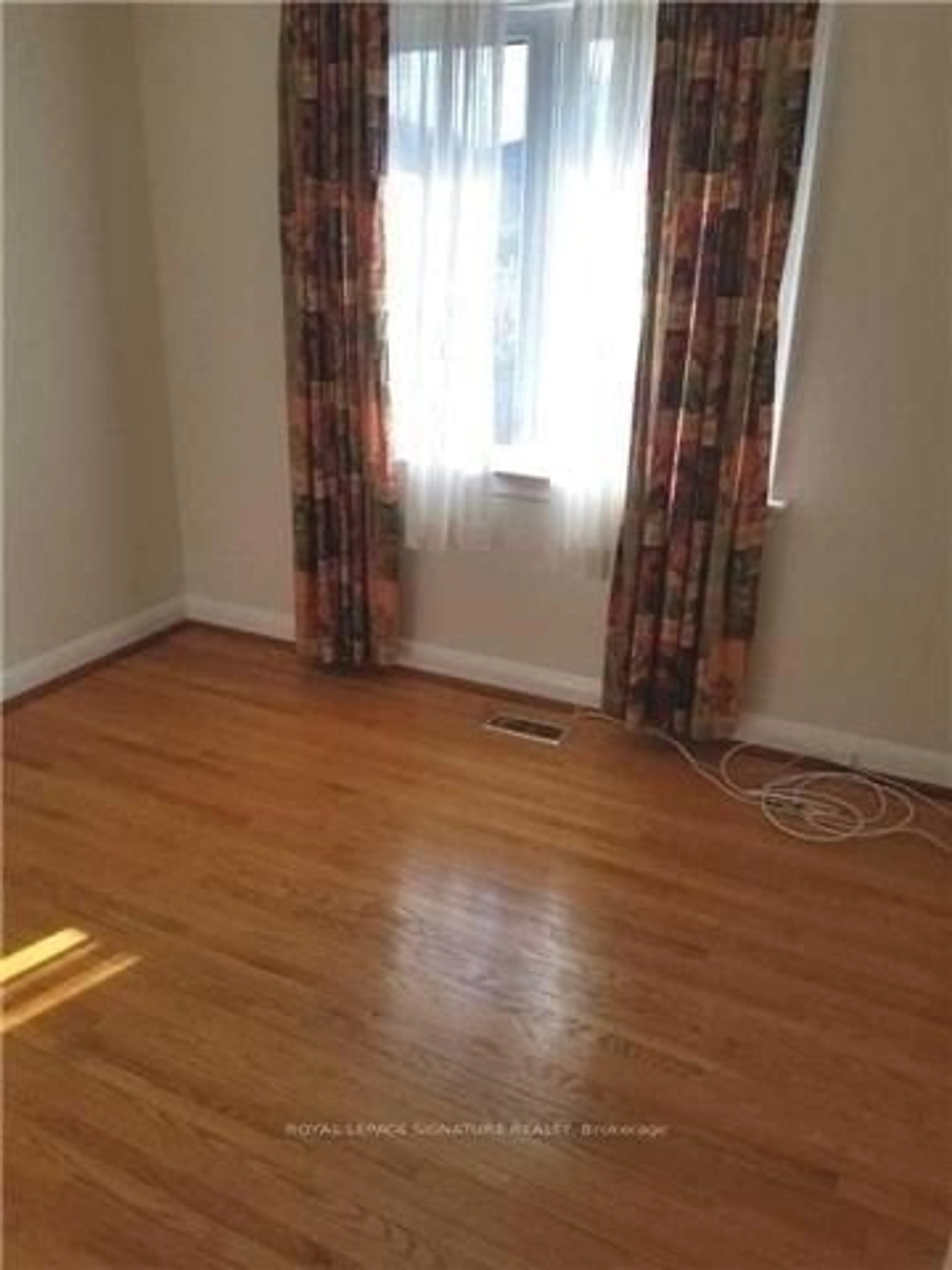 A pic of a room for 216 Wales Cres, Oakville Ontario L6L 3X7