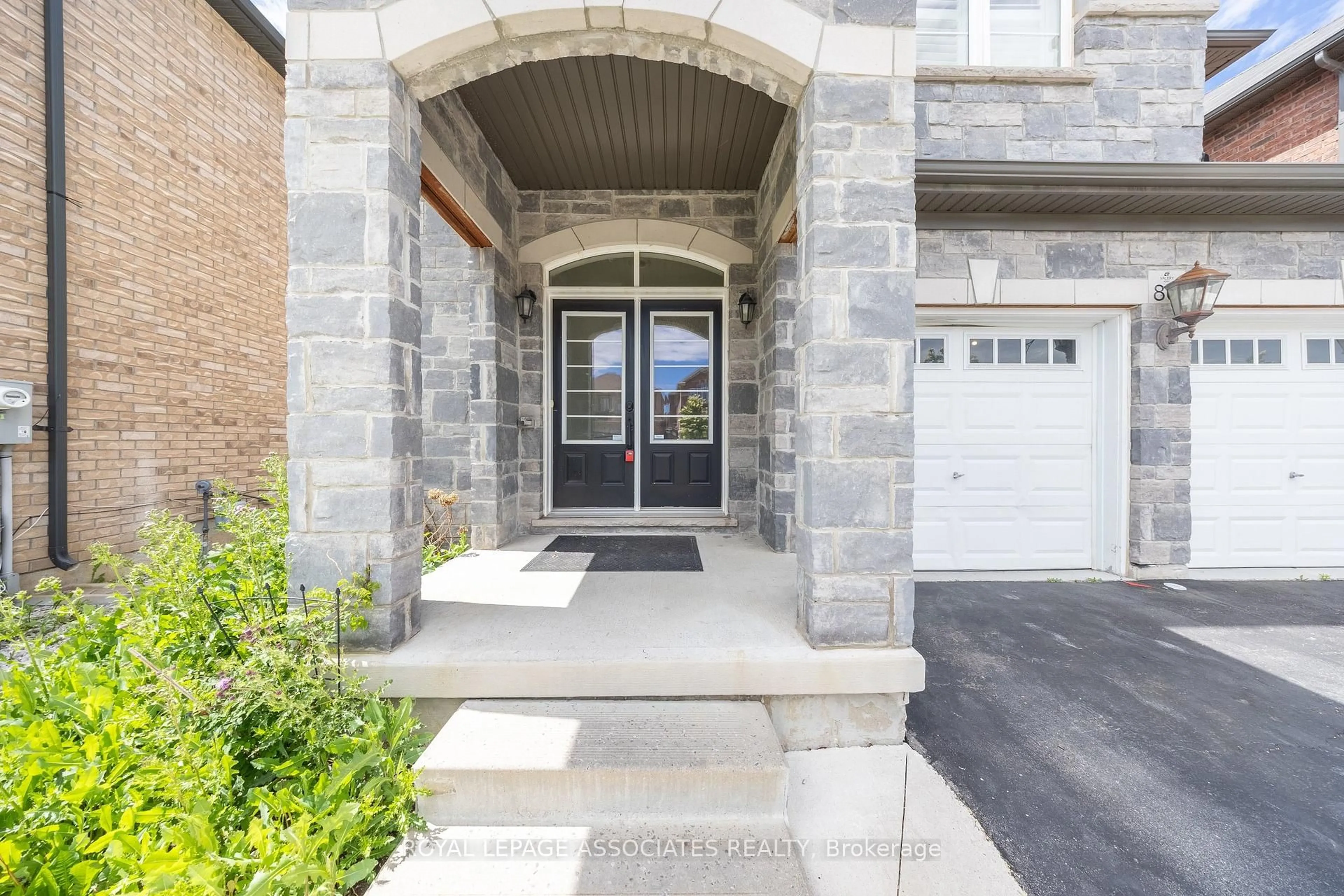 Indoor entryway for 80 Thornbush Blvd, Brampton Ontario L7A 4K1