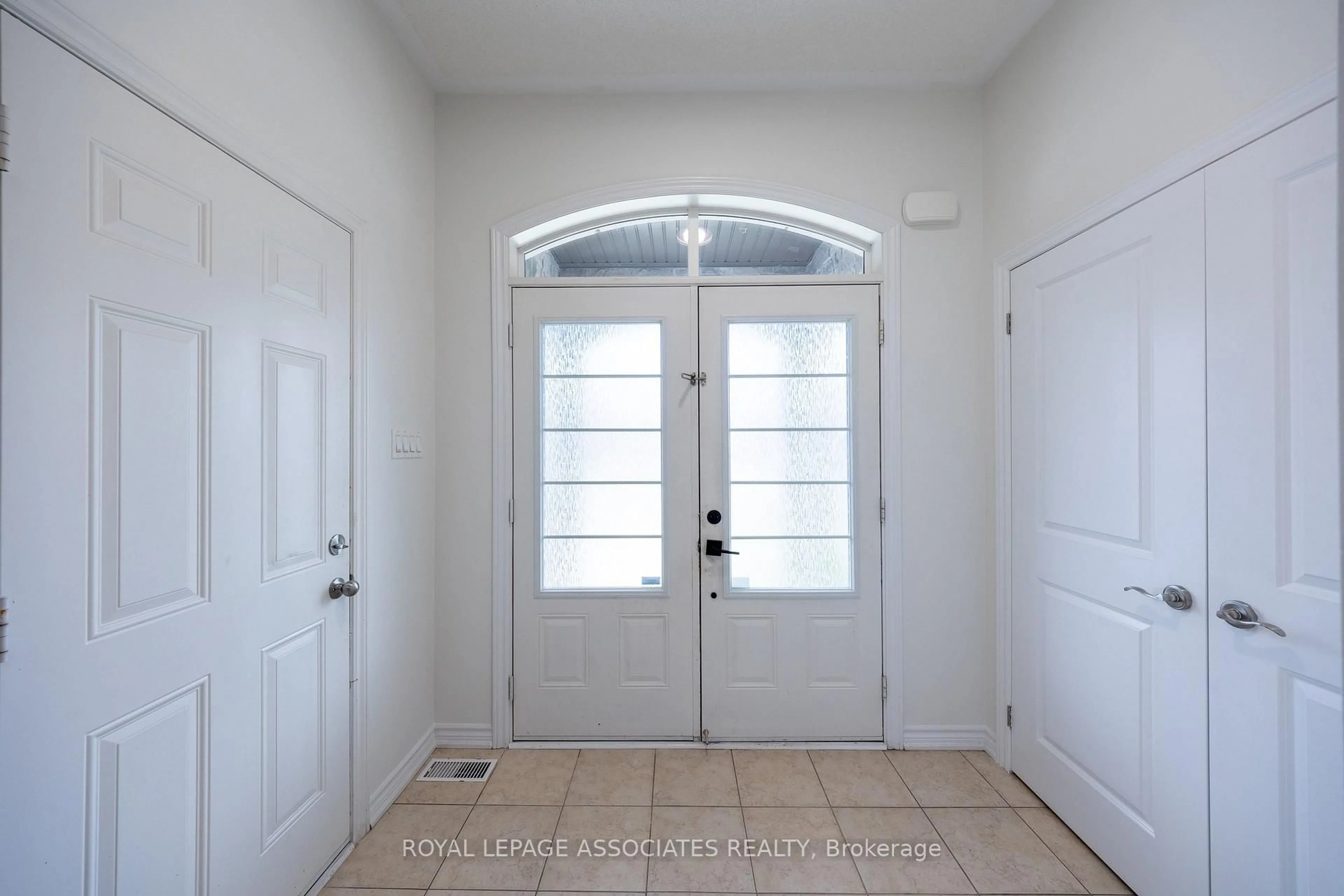 Indoor entryway for 80 Thornbush Blvd, Brampton Ontario L7A 4K1