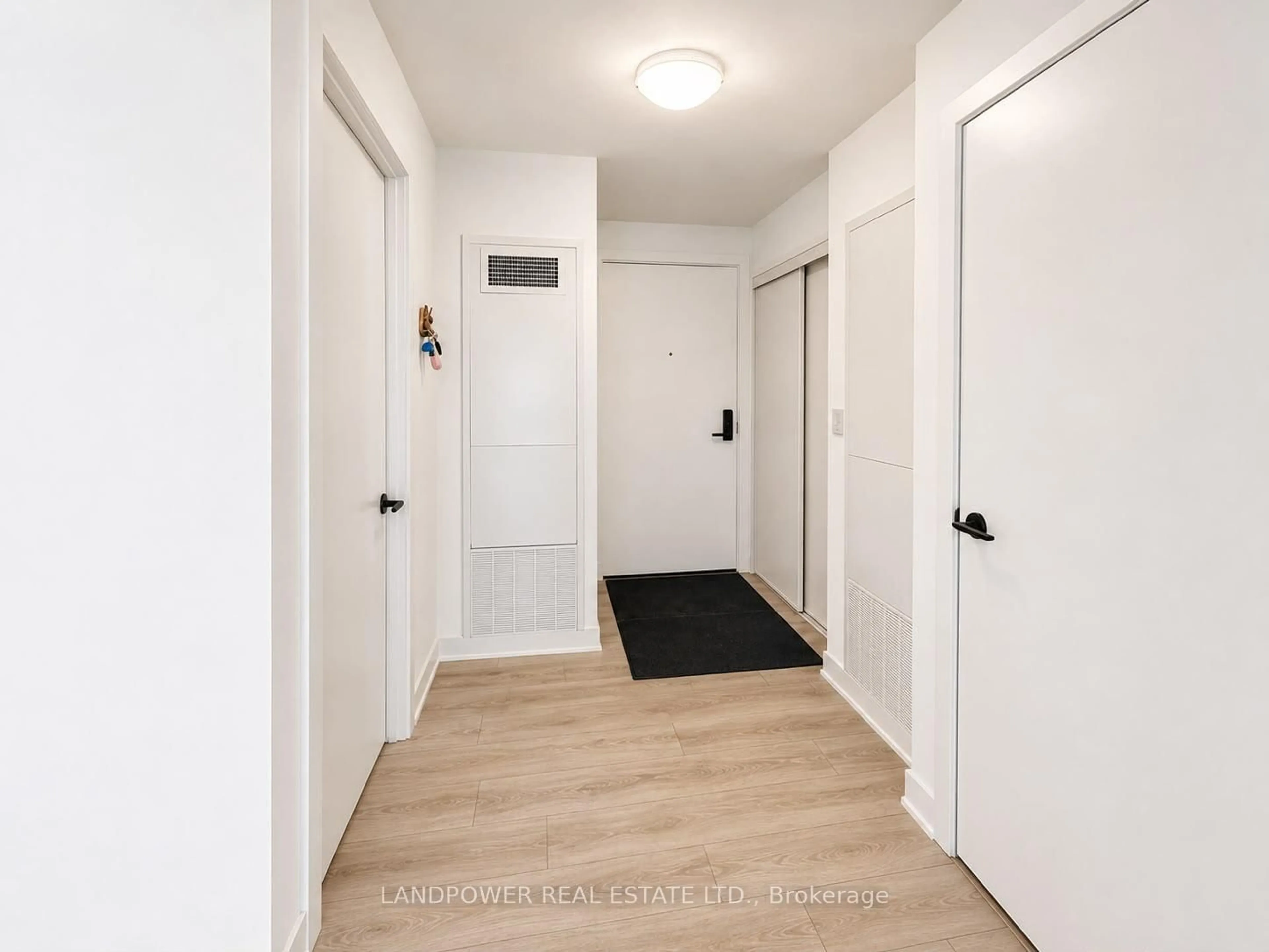Indoor entryway for 220 Missinnihe Way #1409, Mississauga Ontario L5H 0A9