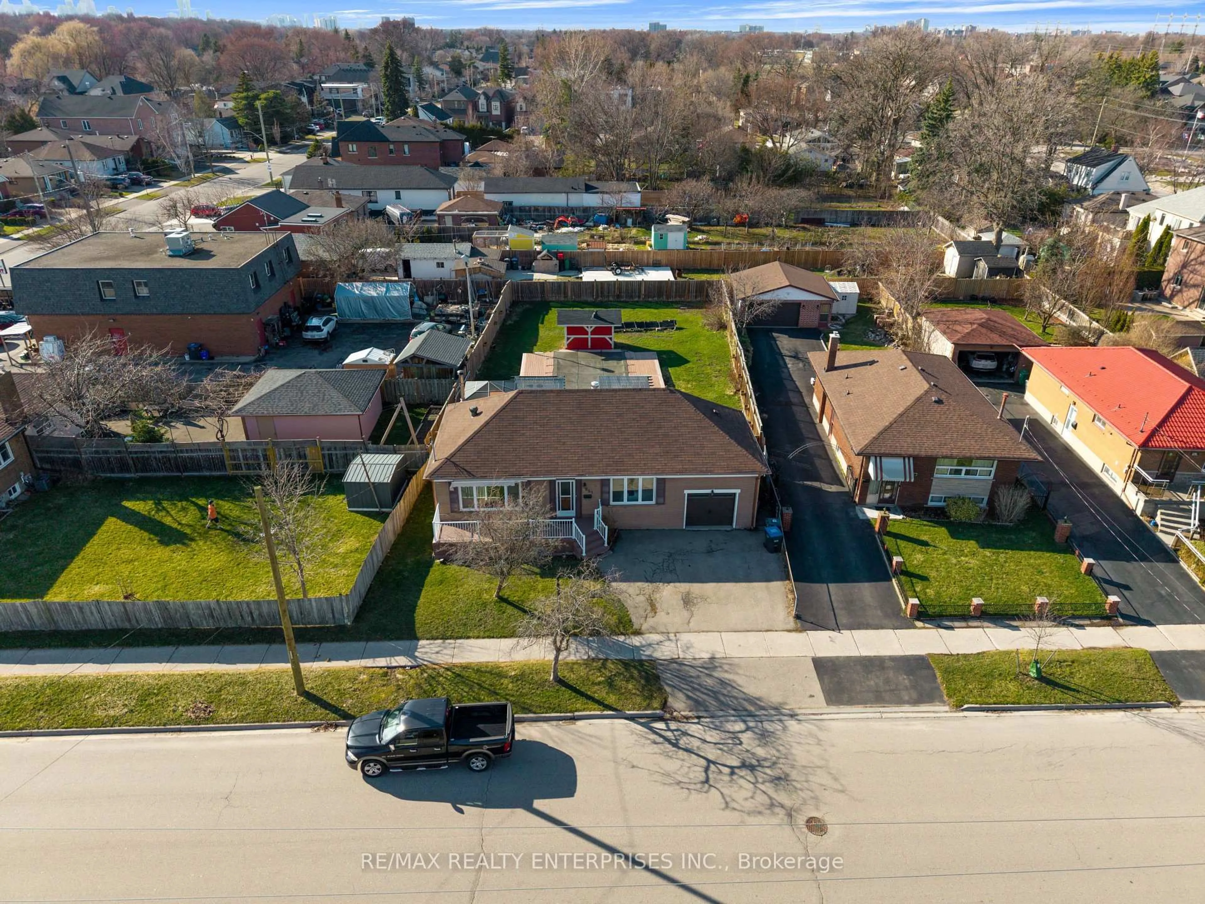 A pic from outside/outdoor area/front of a property/back of a property/a pic from drone, street for 951 Atwater Ave, Mississauga Ontario L5E 1M4