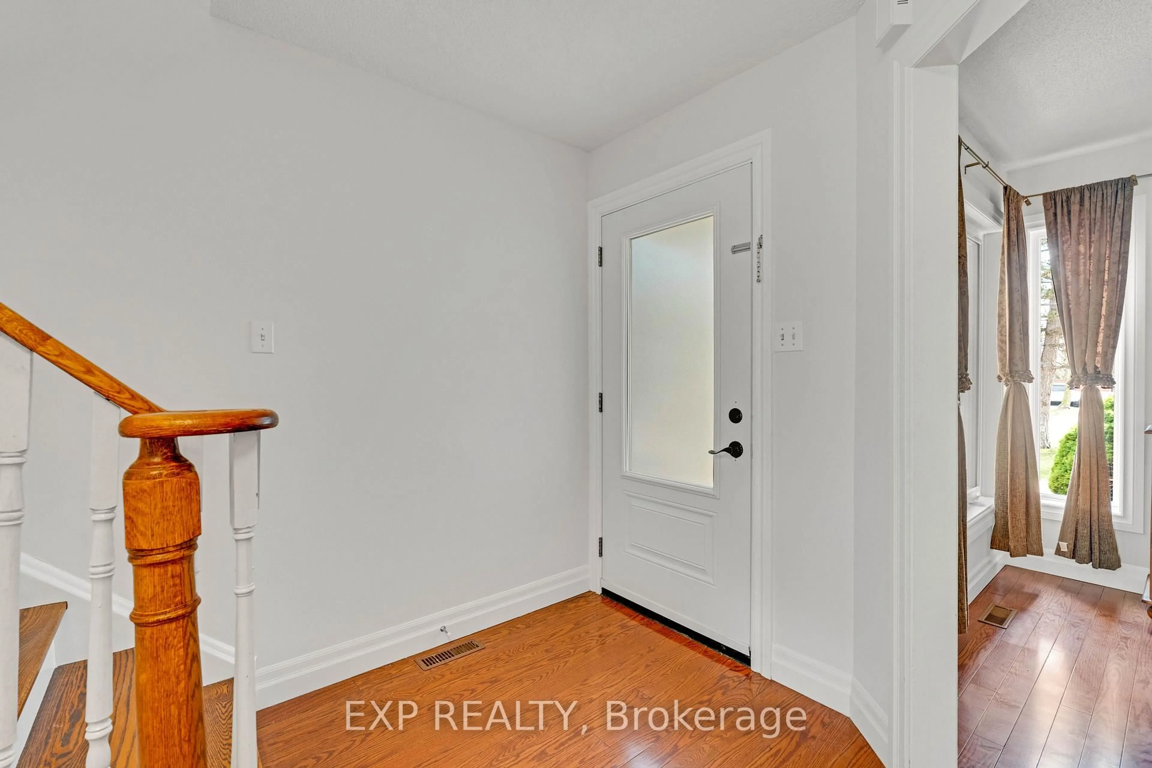 Indoor entryway for 1471 Pickwick Dr, Mississauga Ontario L5V 1V7