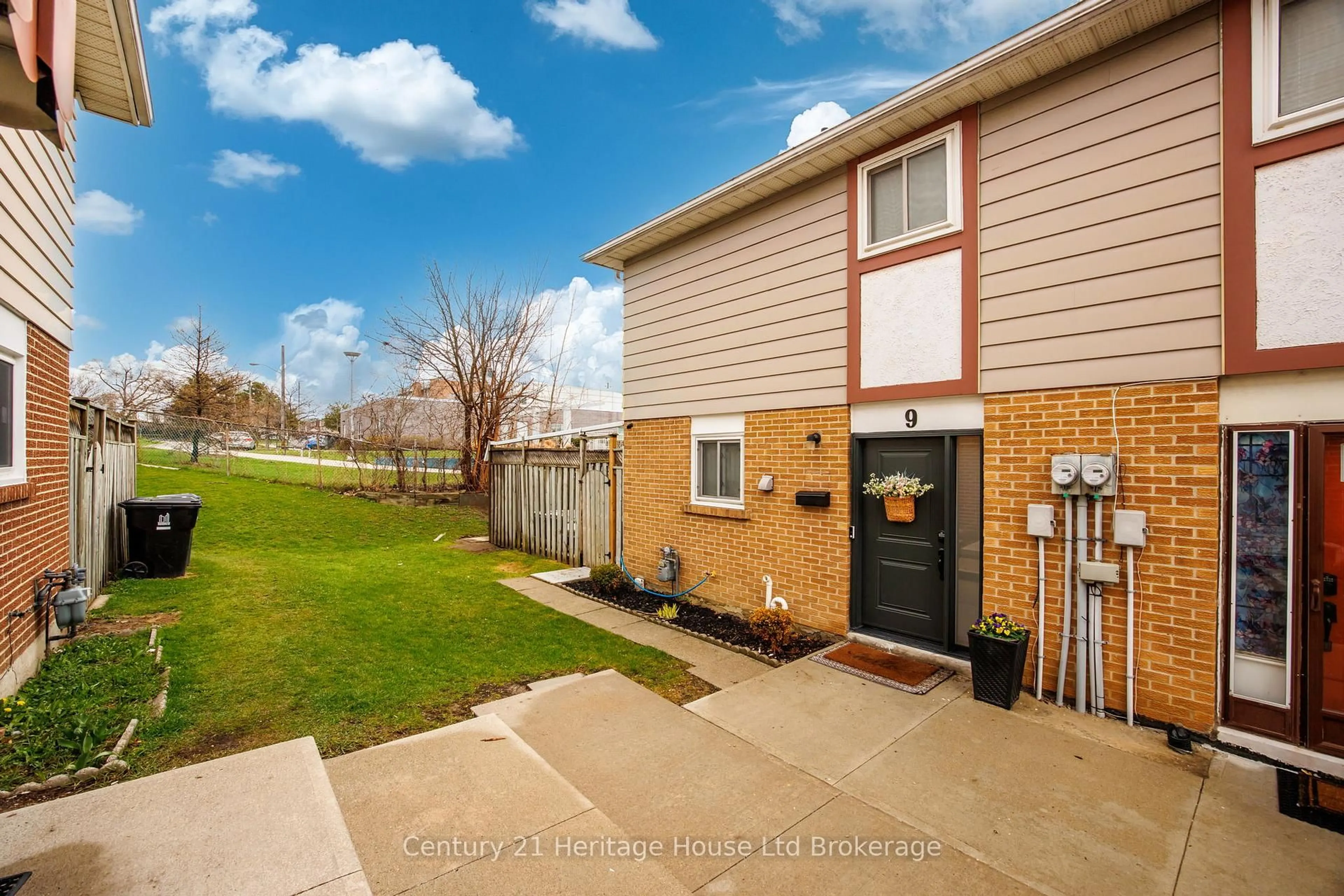 A pic from outside/outdoor area/front of a property/back of a property/a pic from drone, street for 9 San Vito Way, Toronto Ontario M3L 2G7